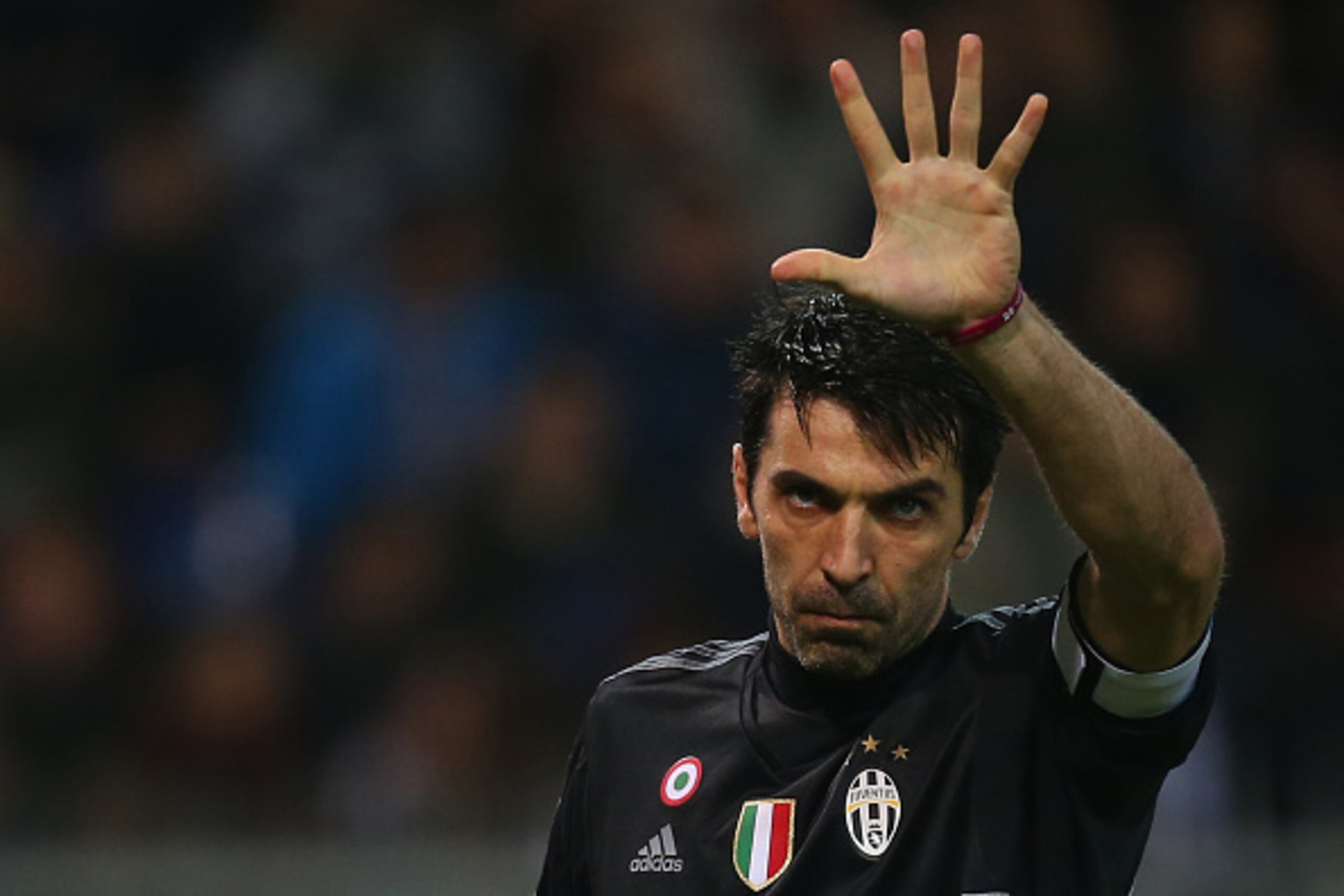 Juventus' goalkeeper Gianluigi Buffon gestures during the Italian Serie A football match Sampdoria Vs Juventus on January 10, 2016 at the Luigi Ferraris stadium in Genoa.  / AFP / MARCO BERTORELLO        (Photo credit should read MARCO BERTORELLO/AFP/Gett