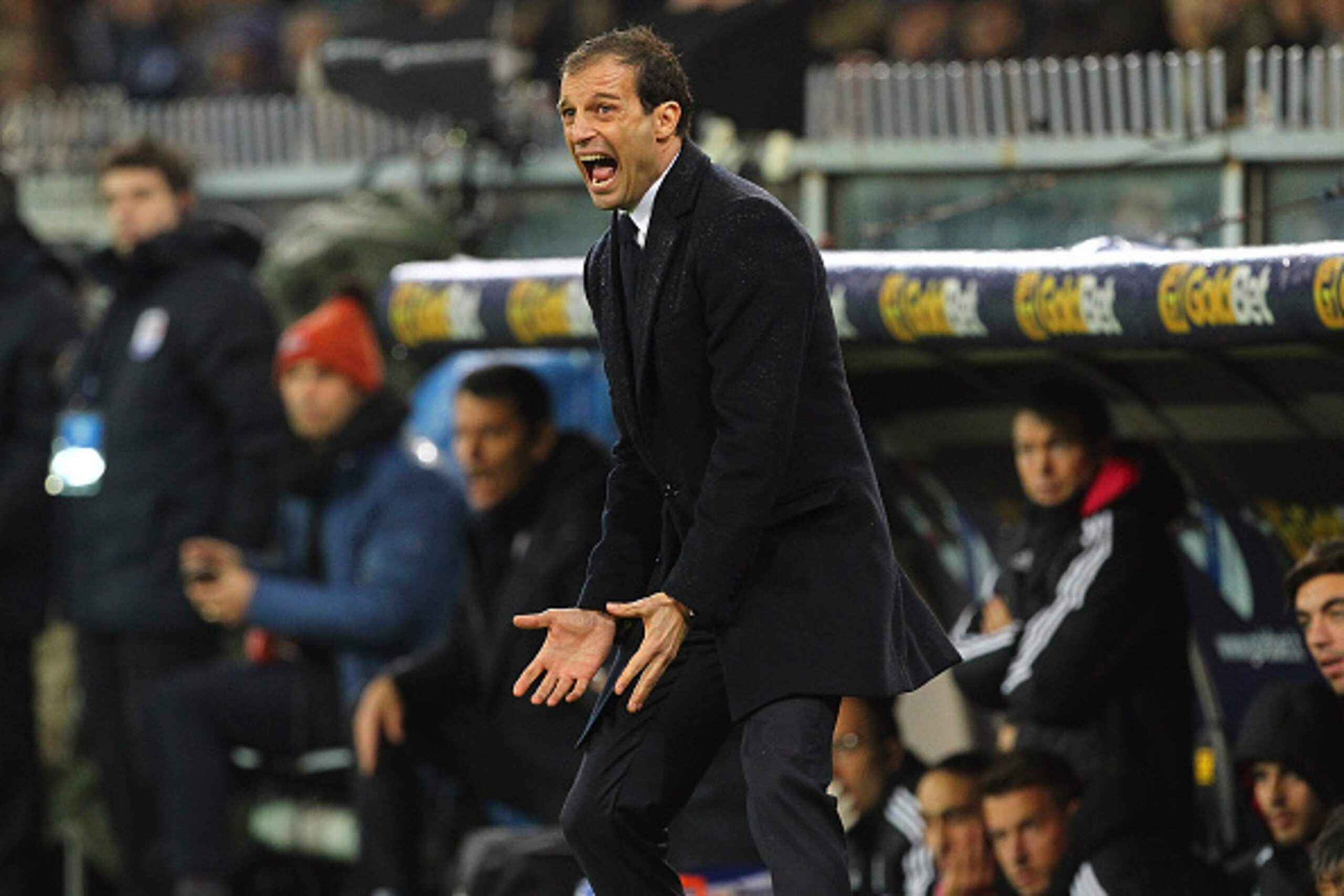 GENOA, ITALY - JANUARY 10:  Juventus FC coach Massimiliano Allegri shouts to his players during the Serie A match between UC Sampdoria and Juventus FC at Stadio Luigi Ferraris on January 10, 2016 in Genoa, Italy.  (Photo by Marco Luzzani/Getty Images)
