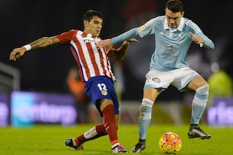 Atletico Madrid's Argentinian midfielder Augusto Fernandez (L) vies with Celta Vigo's forward Iago Aspas during the Spanish league football match RC Celta de Vigo vs Club Atletico de Madrid at the Balaidos stadium in Vigo on January 10, 2016.   AFP PHOTO/