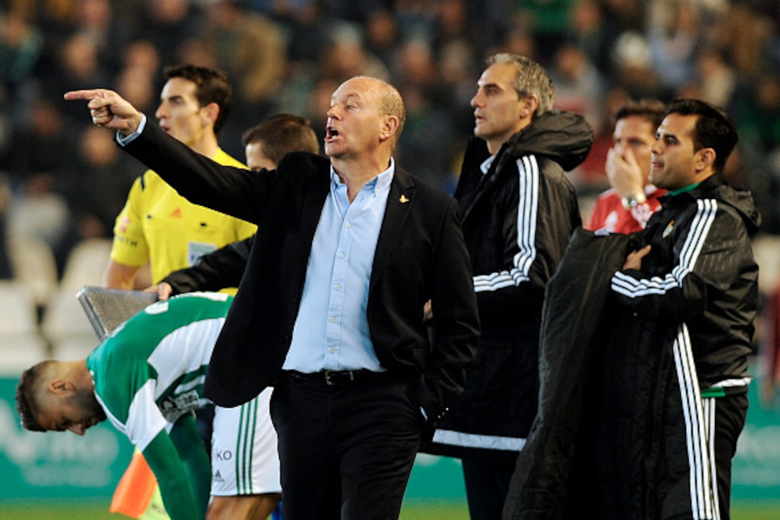 Betis' coach Pepe Mel shouts instructions to players during the Spanish league football match Real Betis vs RC Celta de Vigo at the Benito Villamarin stadium in Sevilla on December 5, 2015.    / AFP / CRISTINA QUICLER        (Photo credit should read CRIS