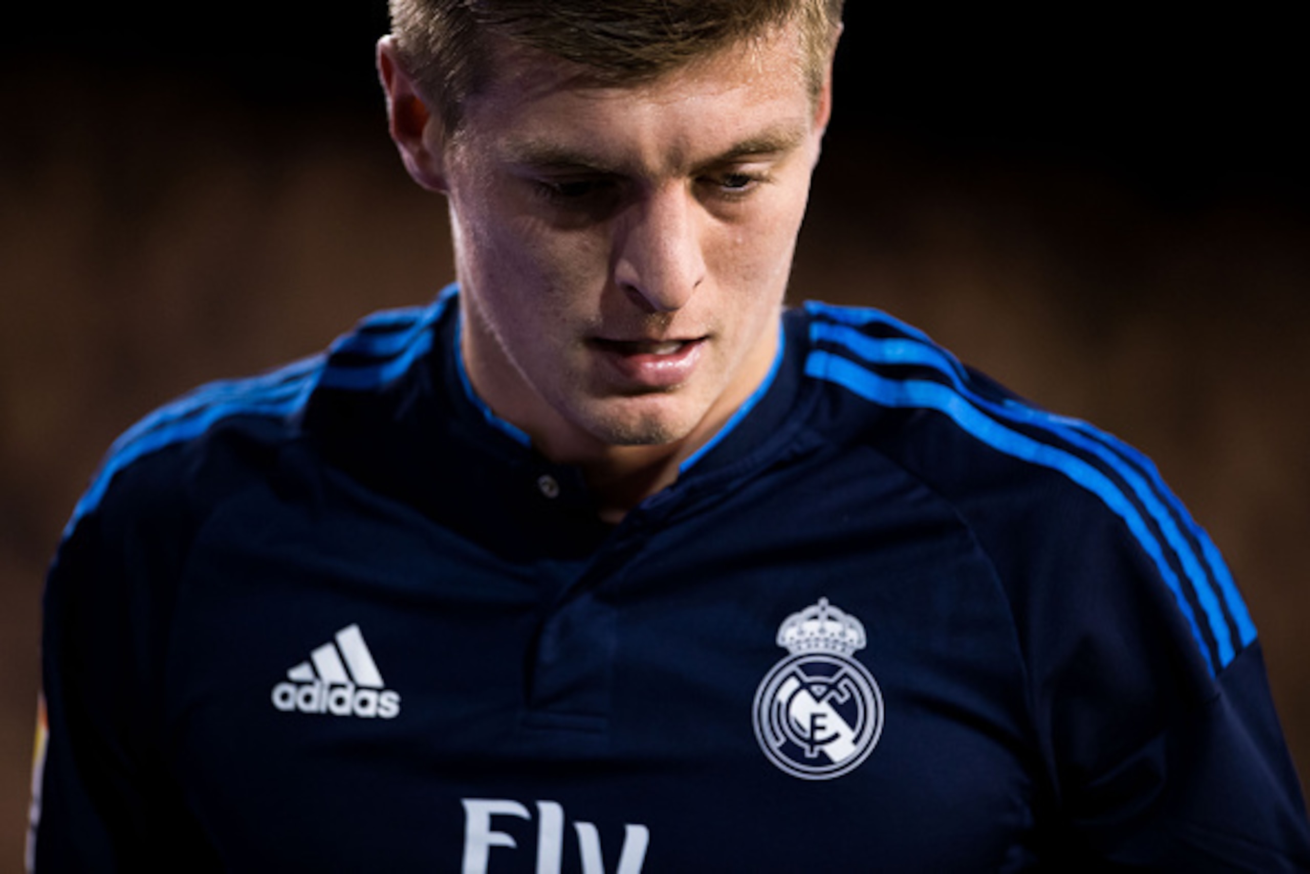 VALENCIA, SPAIN - JANUARY 03: Toni Kroos of Real Madrid CF looks on during the Valencia CF vs Real Madrid CF as part of the Liga BBVA 2015-2016 at Estadi de Mestalla on January 3, 2016 in Valencia, Spain. (Photo by Aitor Colomer/Power Sport Images/Gett VALENCIA, SPAIN - JANUARY 03: Toni Kroos of Real Madrid CF looks on during the Valencia CF vs Real Madrid CF as part of the Liga BBVA 2015-2016 at Estadi de Mestalla on January 3, 2016 in Valencia, Spain. (Photo by Aitor Colomer/Power Sport Images/Gett