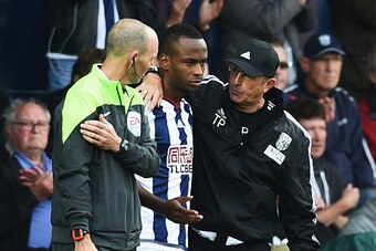 WEST BROMWICH, ENGLAND - SEPTEMBER 12:  Tony Pulis, manager of West Bromwich Albion talks to Saido Berahino as he comes on as a substitute during the Barclays Premier League match between West Bromwich Albion and Southampton at The Hawthorns on September 