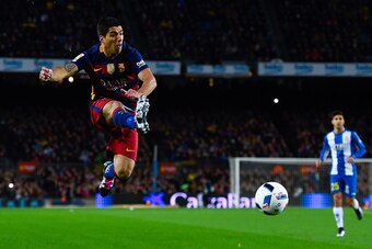 BARCELONA, SPAIN - JANUARY 06:  Luis Suarez of FC Barcelona controls the ball during the Copa del Rey Round of 16 first leg match between FC Barcelona and RCD Espanyol at Camp Nou on January 6, 2016 in Barcelona, Spain.  (Photo by David Ramos/Getty Images