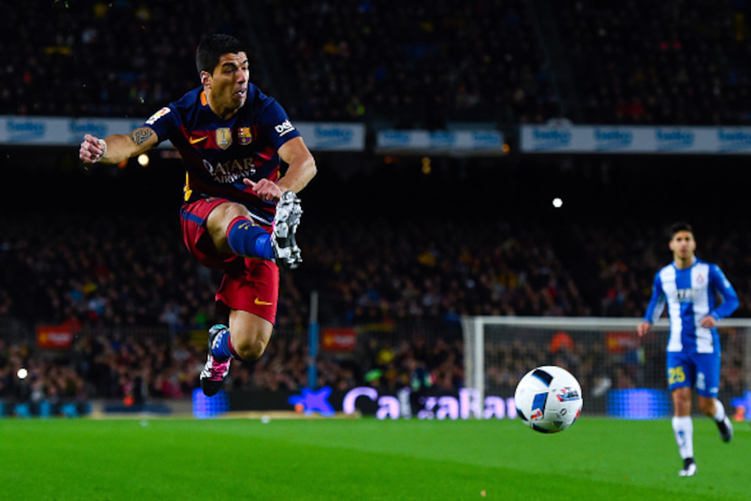BARCELONA, SPAIN - JANUARY 06:  Luis Suarez of FC Barcelona controls the ball during the Copa del Rey Round of 16 first leg match between FC Barcelona and RCD Espanyol at Camp Nou on January 6, 2016 in Barcelona, Spain.  (Photo by David Ramos/Getty Images