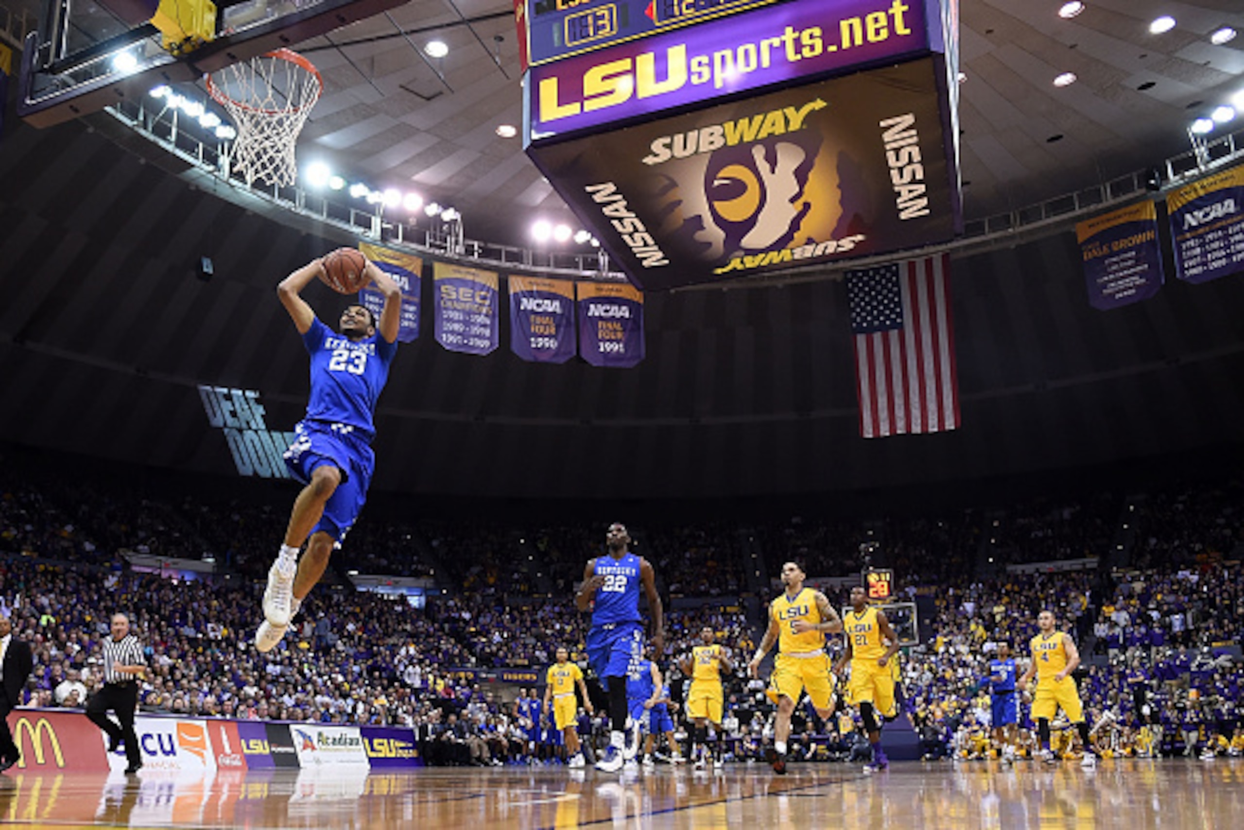 BATON ROUGE, LA - JANUARY 05:  Jamal Murray #23 of the Kentucky Wildcats dunks against the LSU Tigers during the first half of a game at the Pete Maravich Assembly Center on January 5, 2016 in Baton Rouge, Louisiana.  LSU defeated Kentucky 85-67. (Photo b
