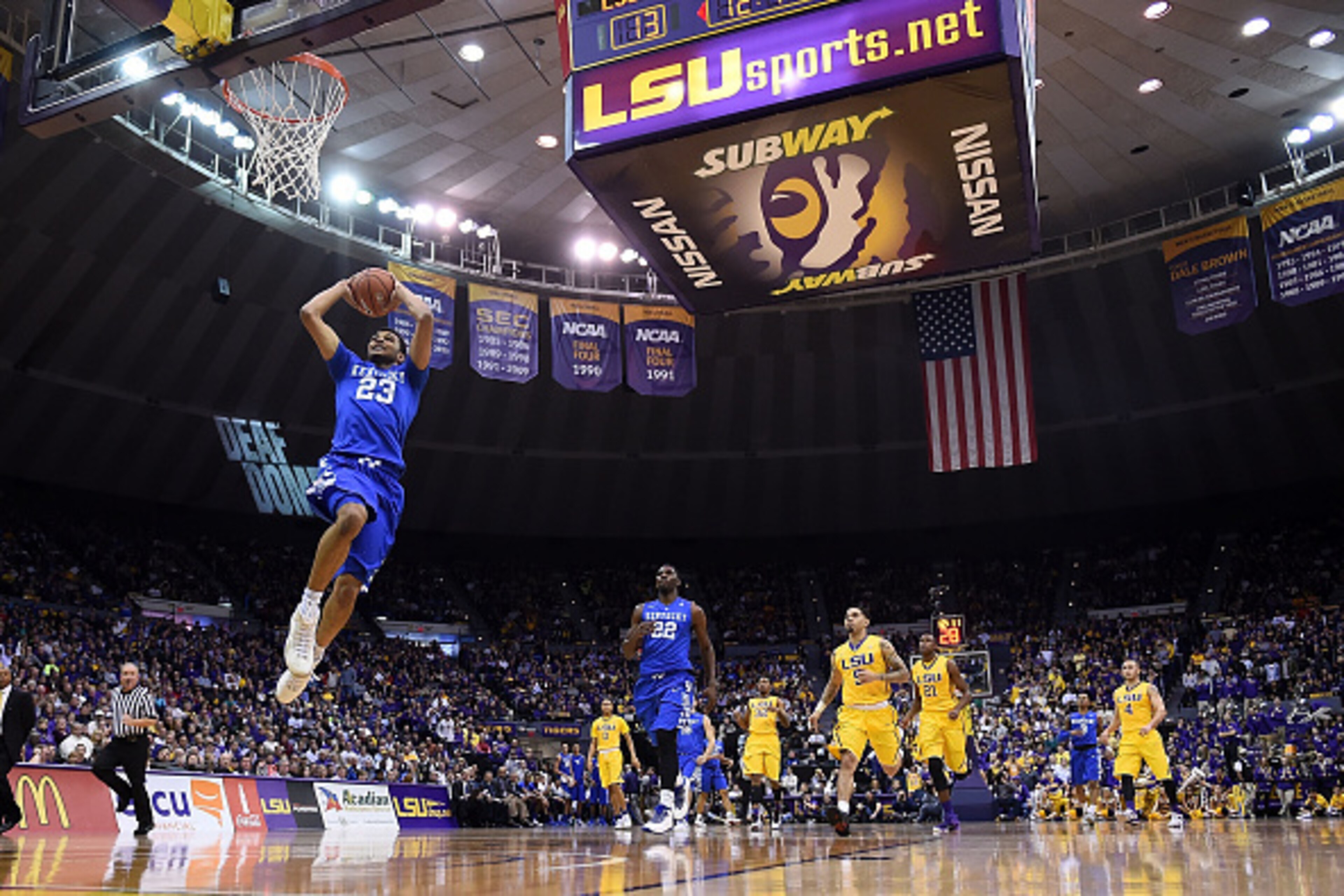 BATON ROUGE, LA - JANUARY 05:  Jamal Murray #23 of the Kentucky Wildcats dunks against the LSU Tigers during the first half of a game at the Pete Maravich Assembly Center on January 5, 2016 in Baton Rouge, Louisiana.  LSU defeated Kentucky 85-67. (Photo b