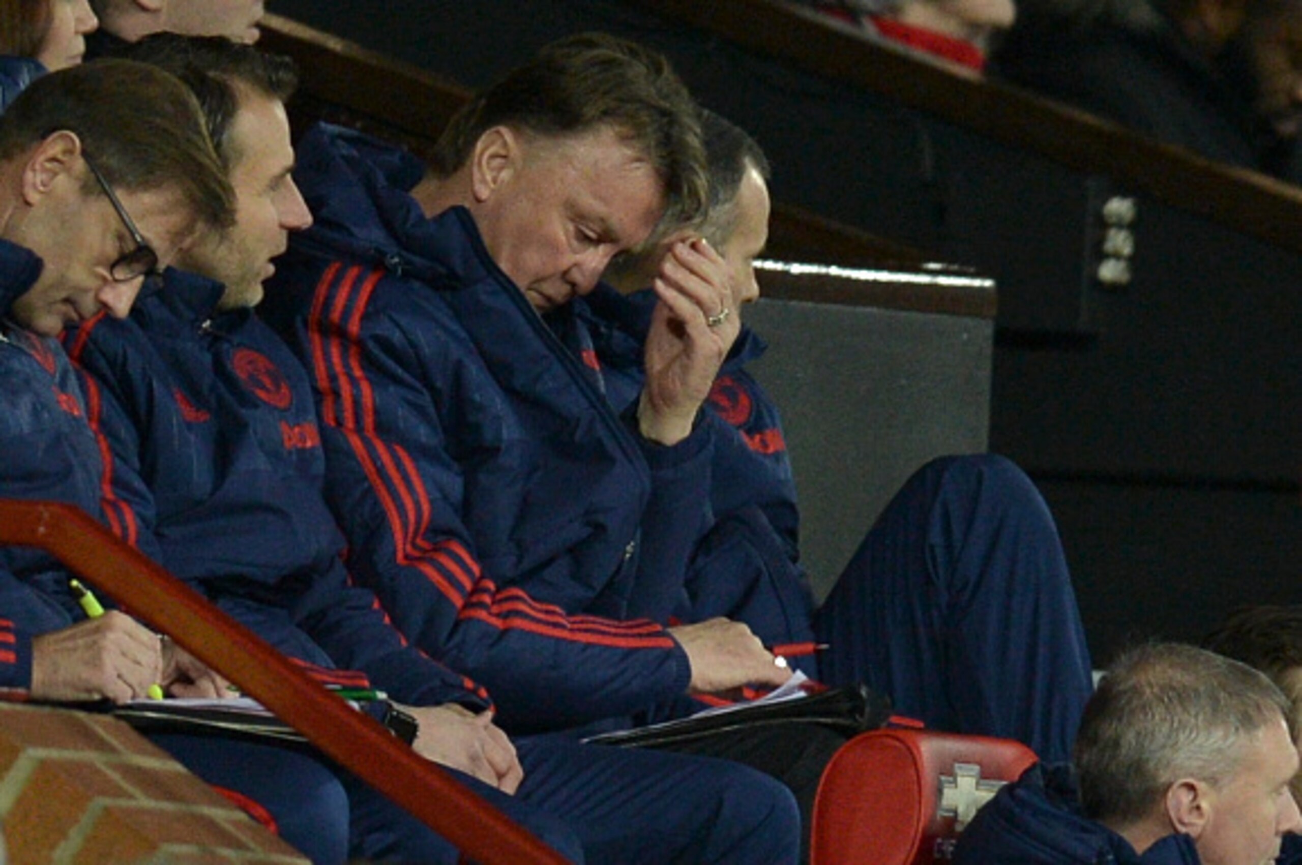 Manchester United's Dutch manager Louis van Gaal (C) sits in the dug-out during the English FA Cup third-round football match between Manchester United and Sheffield United at Old Trafford in north west England on January 9, 2016.   AFP PHOTO / OLI SCARFF
