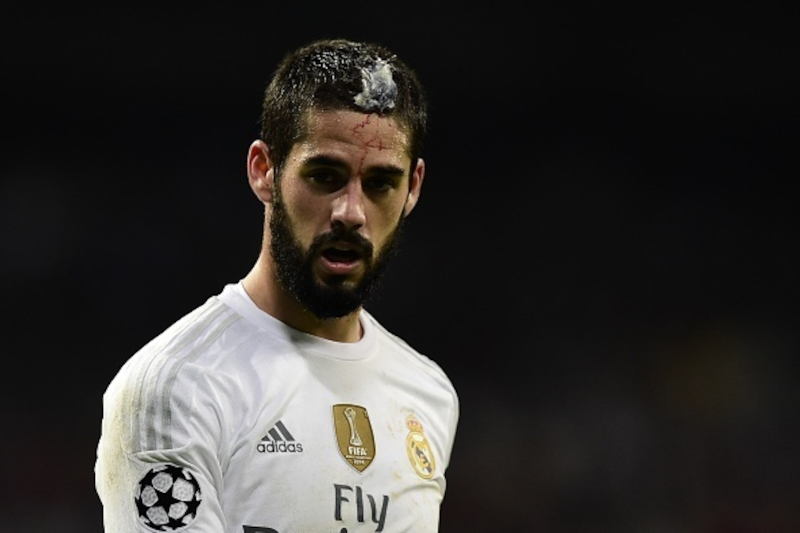 Real Madrid's midfielder Isco looks on with a bleeding injury to his head during the UEFA Champions League football match Real Madrid CF vs Paris Saint-Germain (PSG) at the Santiago Bernabeu stadium in Madrid on November 3, 2015.    / AFP / JAVIER SORIANO