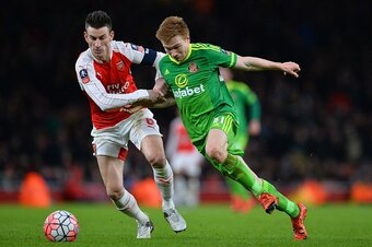 Arsenal's French defender Laurent Koscielny (L) vies with Sunderland's English striker Duncan Watmore (R) during the English FA Cup third-round football match between Arsenal and Sunderland at the Emirates Stadium in London on January 9, 2016.   AFP PHOTO