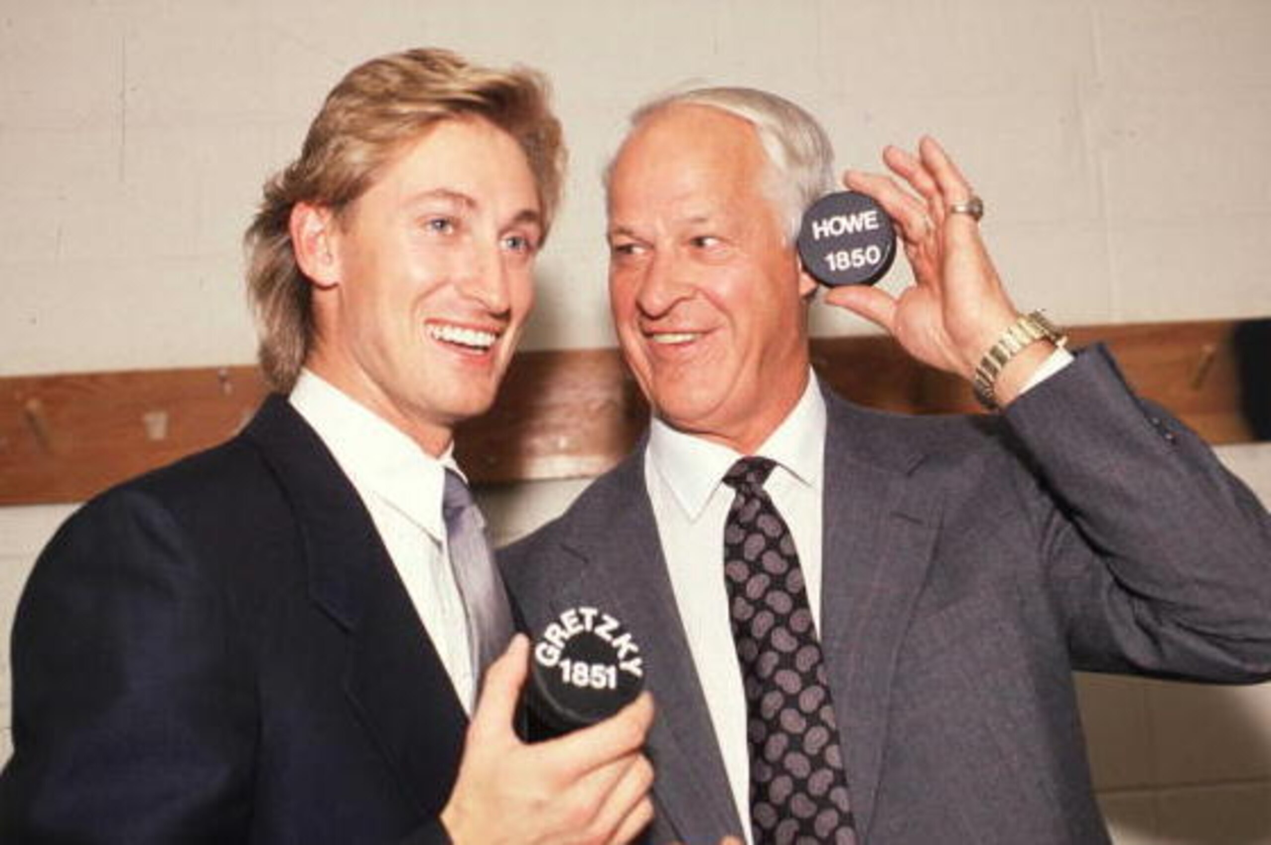 EDMONTON - OCTOBER 15: Wayne Gretzky of the Los Angeles Kings stands with Gordie Howe as they pose with the 1,851 puck that Gretkzy scored with to pass Howe as the all-time point leader in the NHL against the Edmonton Oilers on October 15, 1989 at Northla