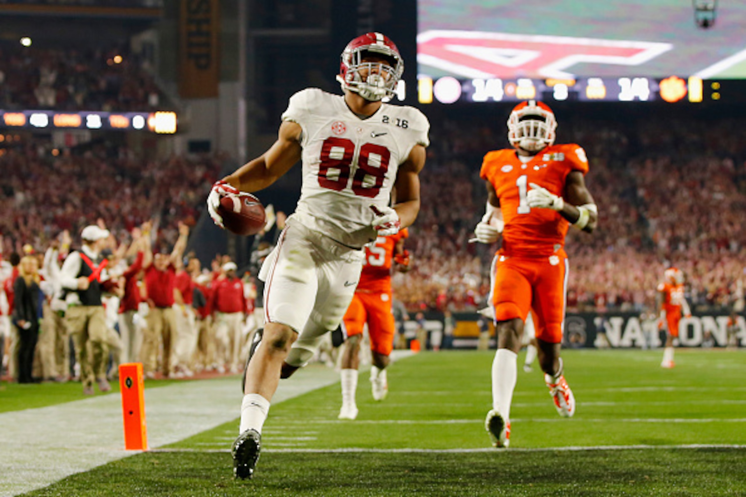 GLENDALE, AZ - JANUARY 11:  O.J. Howard #88 of the Alabama Crimson Tide scores a 53 yards touchdown in the third quarter against the Clemson Tigers during the 2016 College Football Playoff National Championship Game at University of Phoenix Stadium on Jan
