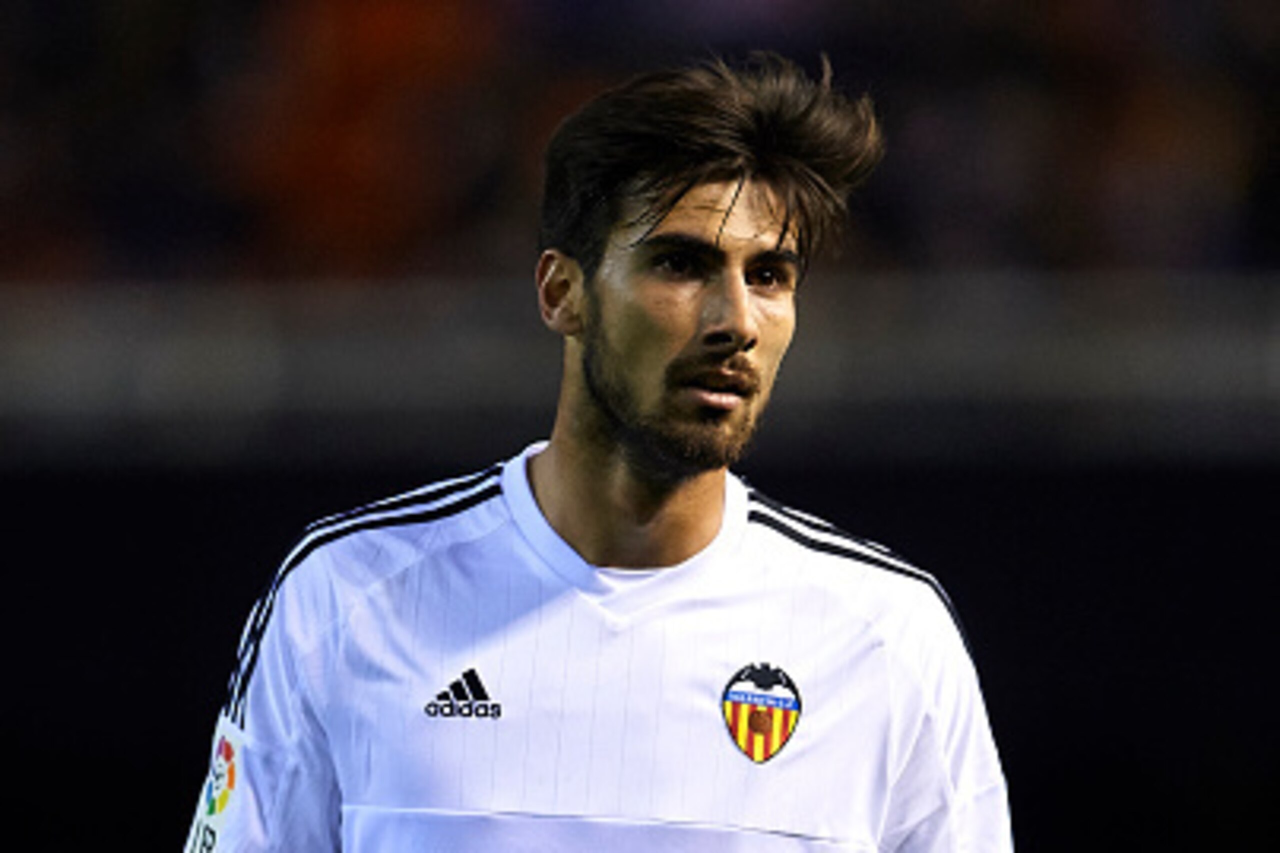 VALENCIA, SPAIN - NOVEMBER 21:  Andre Gomes of Valencia looks on during the La Liga match between Valencia CF and UD Las Palmas at Estadi de Mestalla on November 21, 2015 in Valencia, Spain.  (Photo by Manuel Queimadelos Alonso/Getty Images)