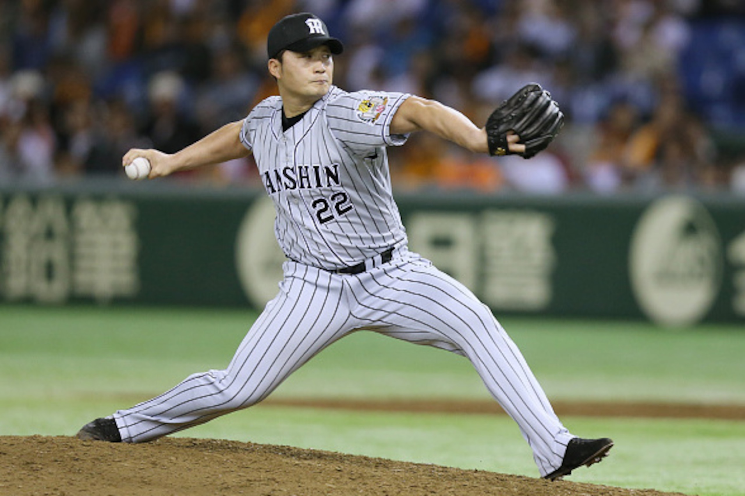 This picture taken on April 3, 2015 shows South Korean pitcher Oh Seung-Hwan of the Hanshin Tigers in the Nippon Professional Baseball league throwing against the Yomiuri Giants at the Tokyo Dome. The star South Korean pitcher pursuing a US major league b