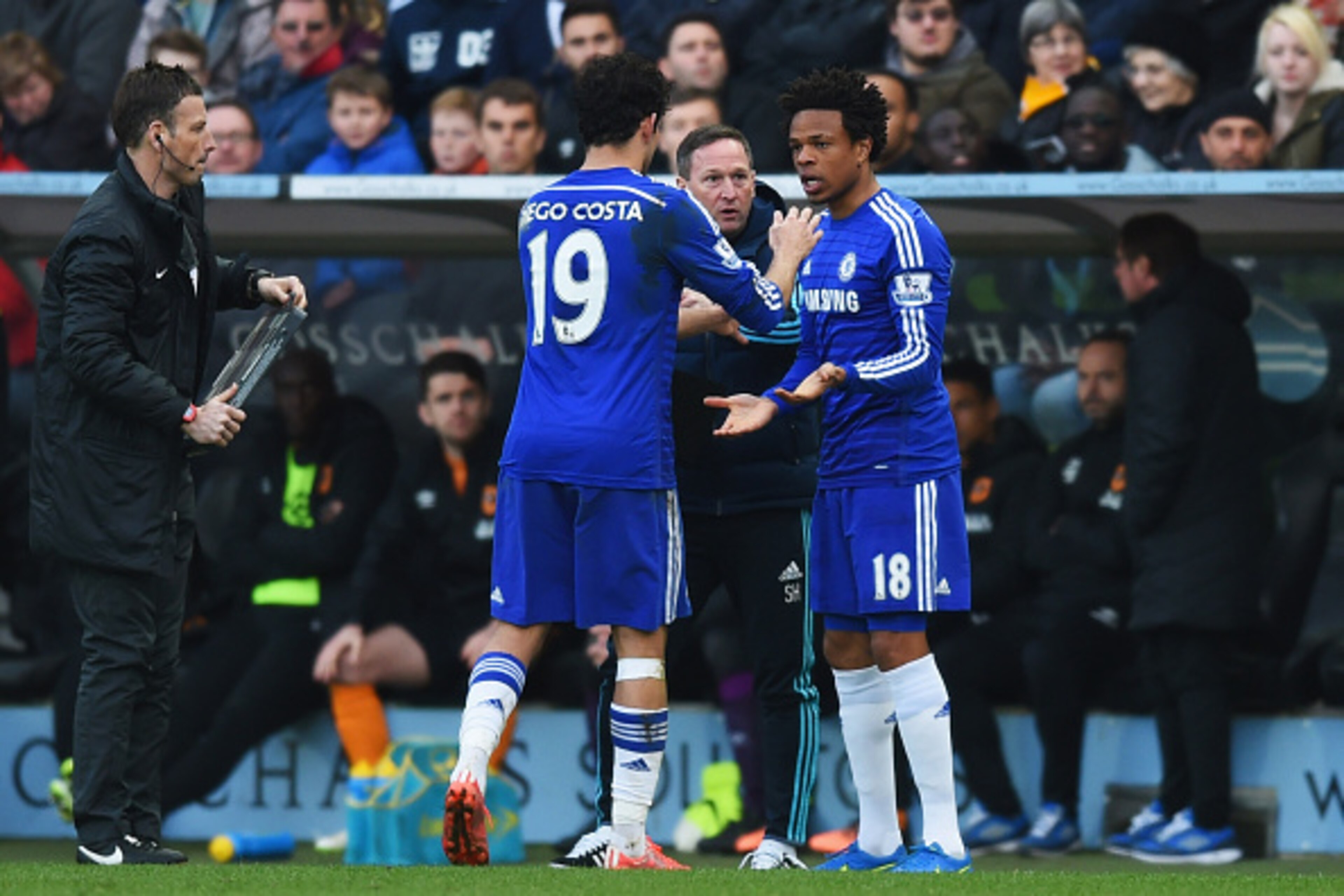 HULL, ENGLAND - MARCH 22:  Diego Costa of Chelsea shakes hands with Loic Remy (18) as he is substituted during the Barclays Premier League match between Hull City and Chelsea at KC Stadium on March 22, 2015 in Hull, England.  (Photo by Michael Regan/Getty