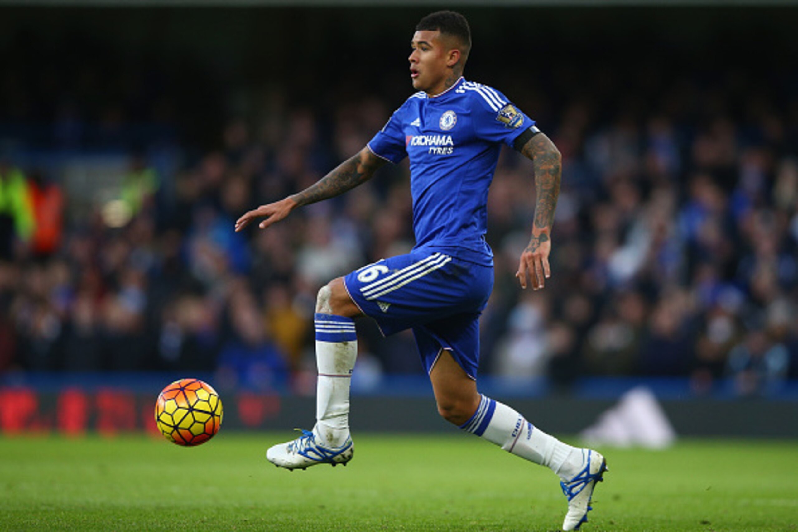 LONDON, ENGLAND - NOVEMBER 21:  Kenedy of Chelsea in action during the Barclays Premier League match between Chelsea and Norwich City at Stamford Bridge on November 21, 2015 in London, England.  (Photo by Paul Gilham/Getty Images)