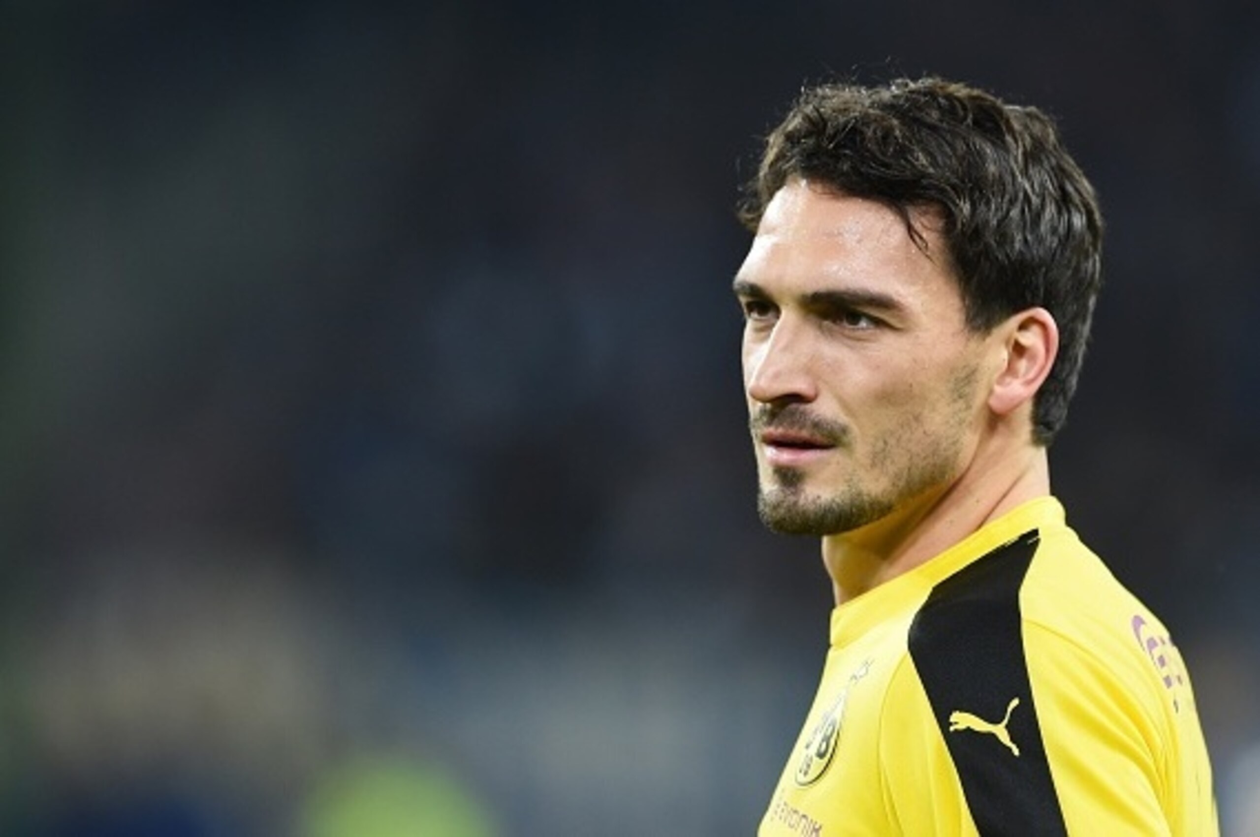 Dortmund's defender Mats Hummels warms up prior to the German first division football Bundesliga match between Hamburg SV and Borussia Dortmund in Hamburg, northern Germany on November 20, 2015. AFP PHOTO / CARMEN JASPERSEN

RESTRICTIONS: DURING MATCH TIM