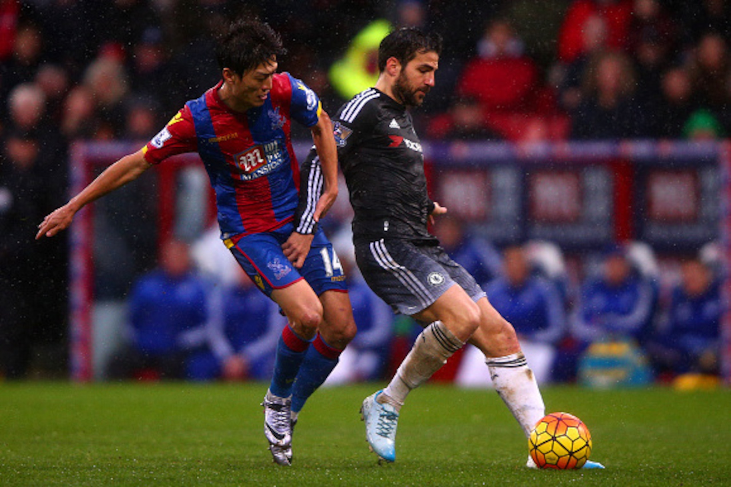 LONDON, ENGLAND - JANUARY 03:  Cesc Fabregas of Chelsea battles for the ball with Chung-Yong Lee of Crystal Palace during the Barclays Premier League match between Crystal Palace and Chelsea at Selhurst Park on January 3, 2016 in London, England.  (Photo 