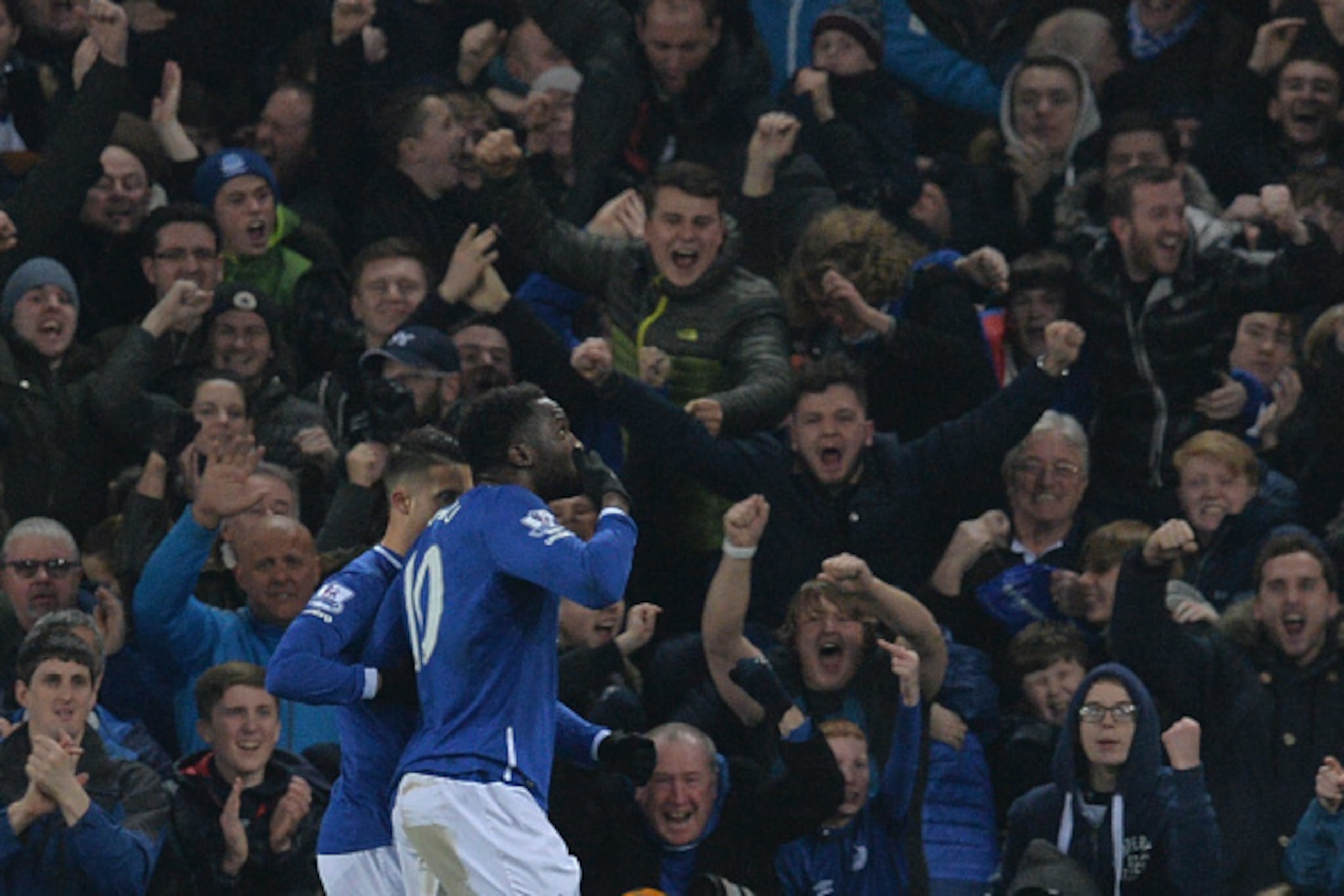 Everton's Belgian striker Romelu Lukaku (R) celebrates scoring their second goal for Everton to take the lead 2-1 during the English League Cup semi-final first leg football match between Everton and Manchester City at Goodison Park in Liverpool, north we