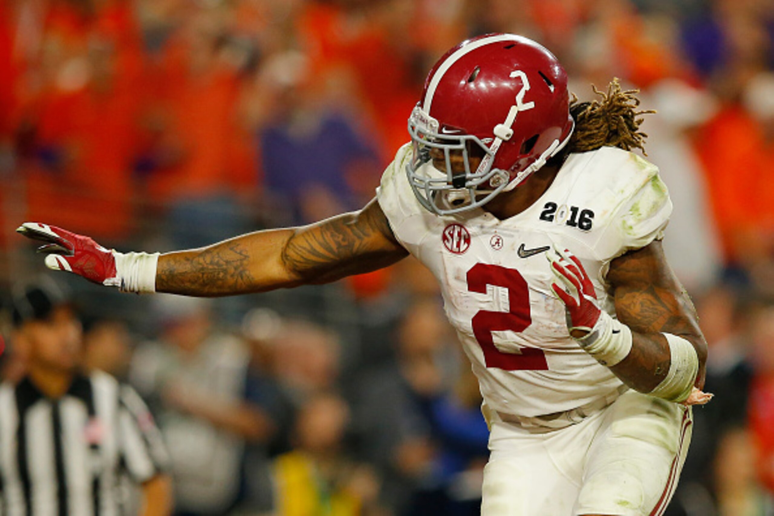 GLENDALE, AZ - JANUARY 11:  Derrick Henry #2 of the Alabama Crimson Tide celebrates after scoring a one yard touchdown in the fourth quarter against the Clemson Tigers during the 2016 College Football Playoff National Championship Game at University of Ph