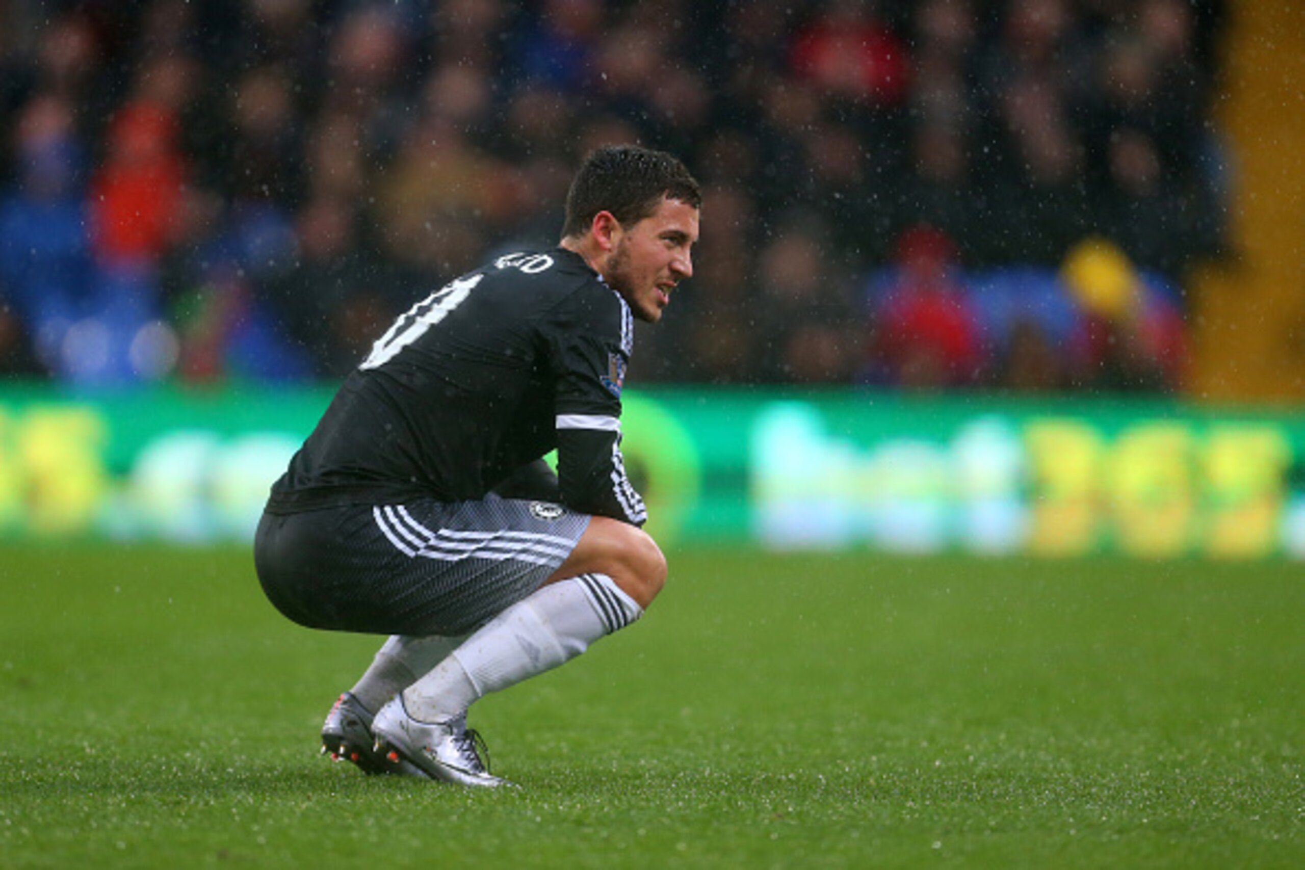LONDON, ENGLAND - JANUARY 03:  An injured Eden Hazard of Chelsea before being substituted  during the Barclays Premier League match between Crystal Palace and Chelsea at Selhurst Park on January 3, 2016 in London, England.  (Photo by Catherine Ivill - AMA
