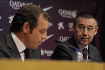 Barcelona's football club president Sandro Rosell (L) sits beside club vice president Josep Maria Bartomeu during a press conferenceannoncing Rosell's resignation following an extraordinary board meeting at the club offices in Barcelona on January 23, 201