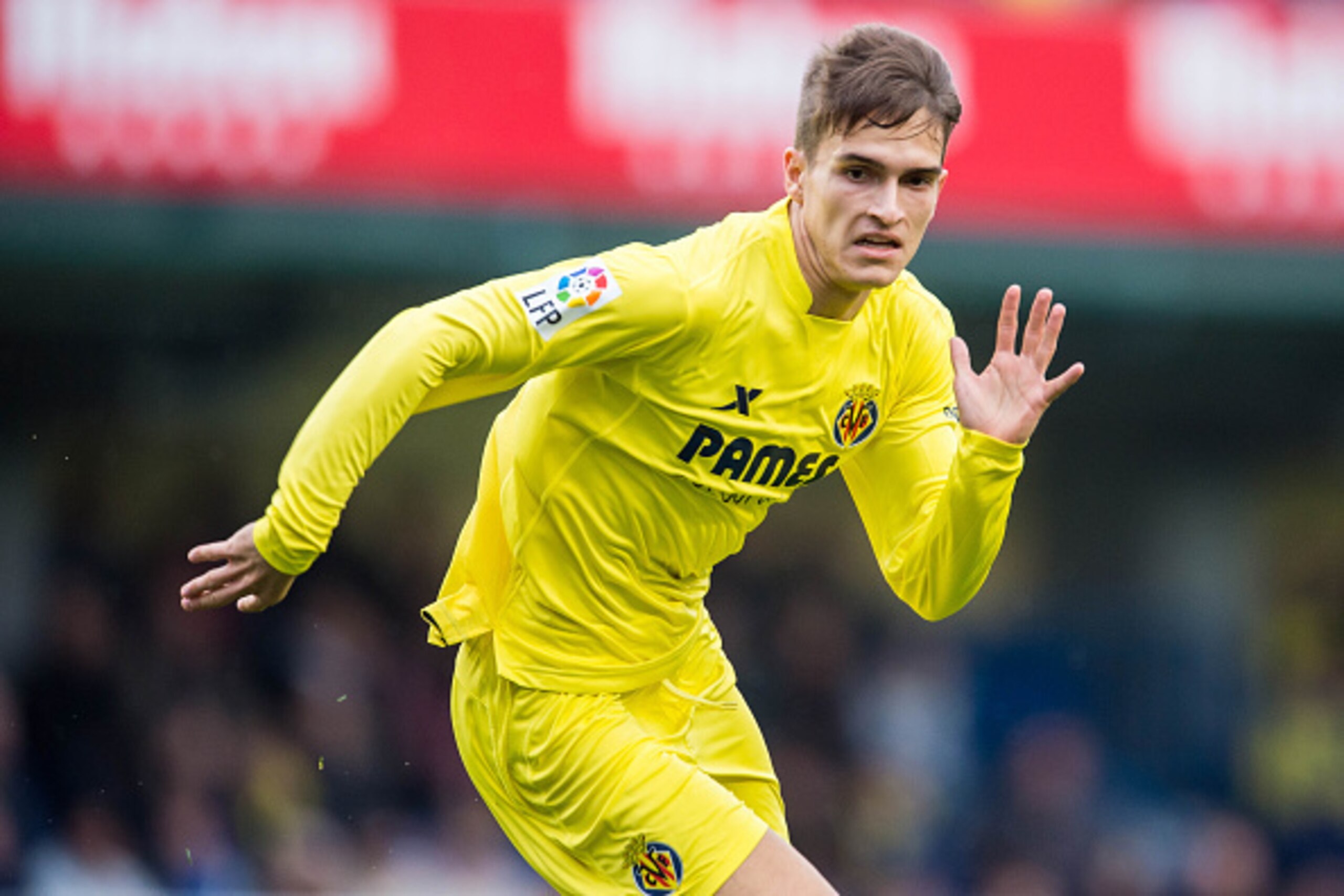 VILLARREAL, SPAIN - DECEMBER 31: Denis Suarez of Villarreal CF in action during the Villarreal CF vs Valencia CF as part of the Liga BBVA 2015-2016 at El Madrigal on December 31, 2015 in Villarreal, Spain. (Photo by Aitor Alcalde/Power Sport Images/Gett VILLARREAL, SPAIN - DECEMBER 31: Denis Suarez of Villarreal CF in action during the Villarreal CF vs Valencia CF as part of the Liga BBVA 2015-2016 at El Madrigal on December 31, 2015 in Villarreal, Spain. (Photo by Aitor Alcalde/Power Sport Images/Gett
