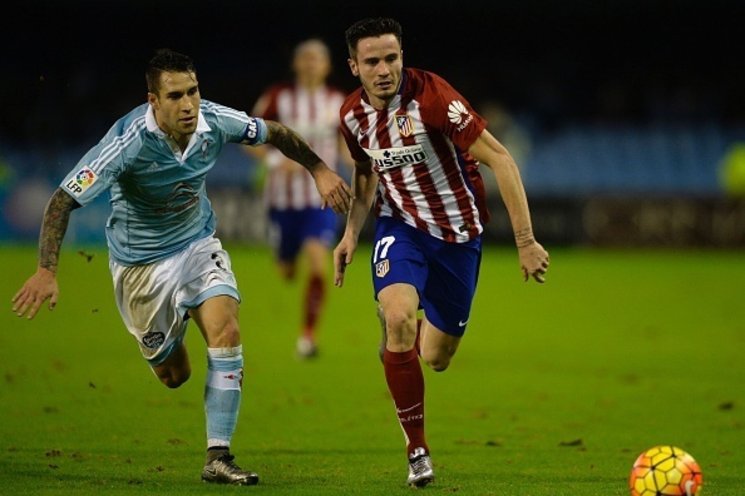 Celta Vigo's defender Hugo Mallo (L) vies with Atletico Madrid's midfielder Saul Niguez during the Spanish league football match RC Celta de Vigo vs Club Atletico de Madrid at the Balaidos stadium in Vigo on January 10, 2016.   AFP PHOTO/ MIGUEL RIOPA / A
