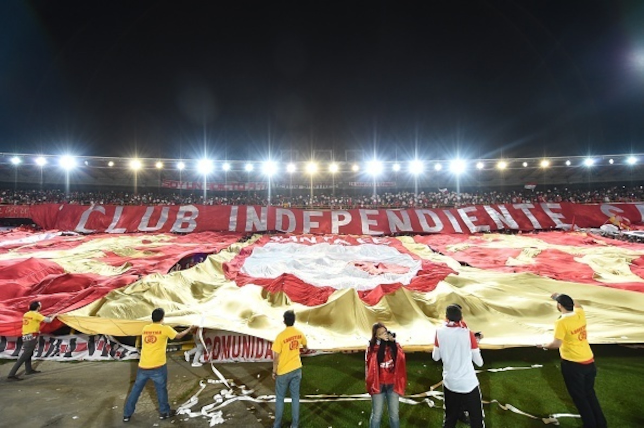 Supporters of Independiente Santa Fe cheer for their team before the Sudamericana Cup second leg final football match against Argentinian Huracan in Bogota, Colombia, on December 9, 2015. AFP PHOTO / Luis Acosta / AFP / LUIS ACOSTA        (Photo credit sh