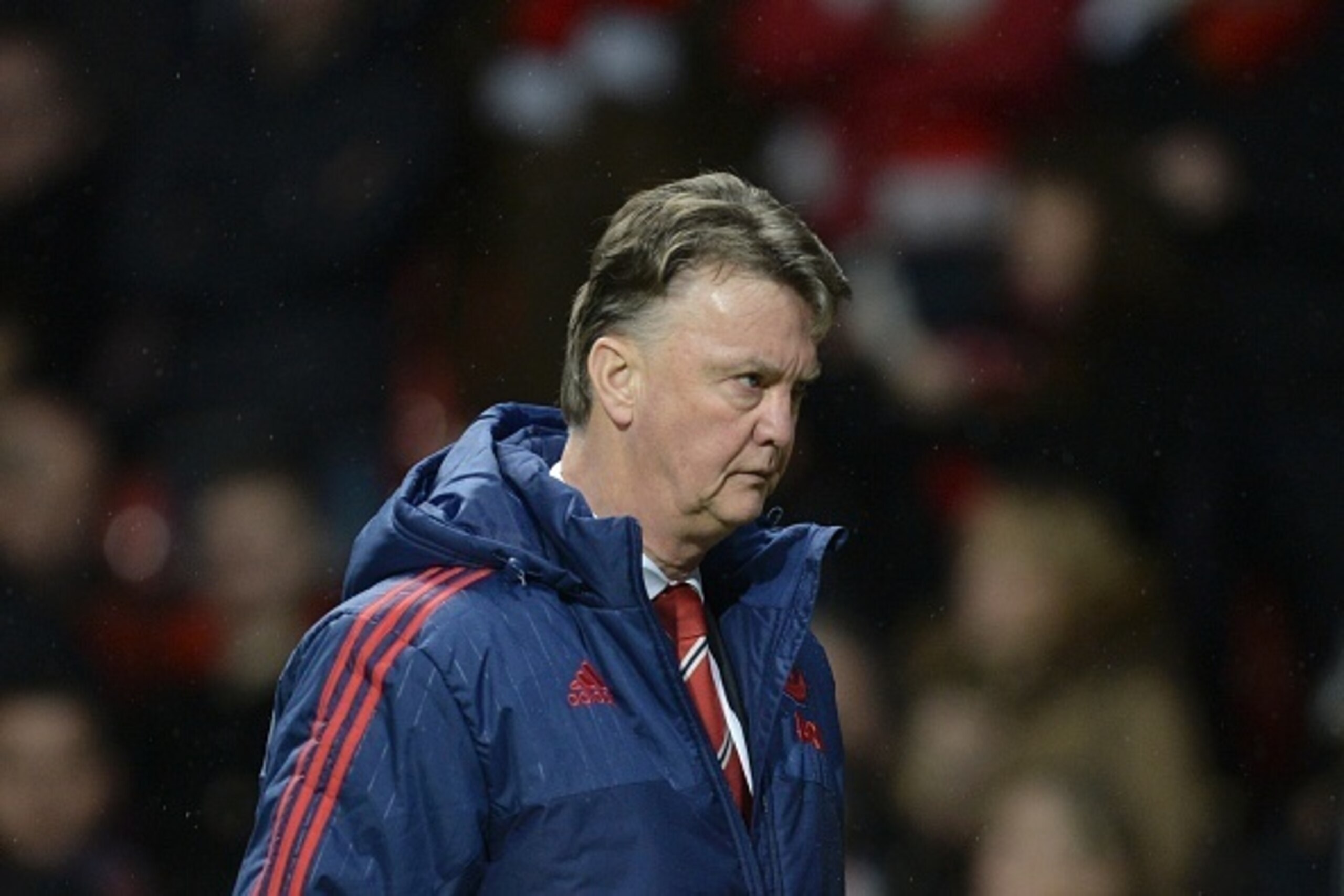 Manchester United's Dutch manager Louis van Gaal leaves the pitch at half-time during the English FA Cup third-round football match between Manchester United and Sheffield United at Old Trafford in north west England on January 9, 2016.   AFP PHOTO / OLI 
