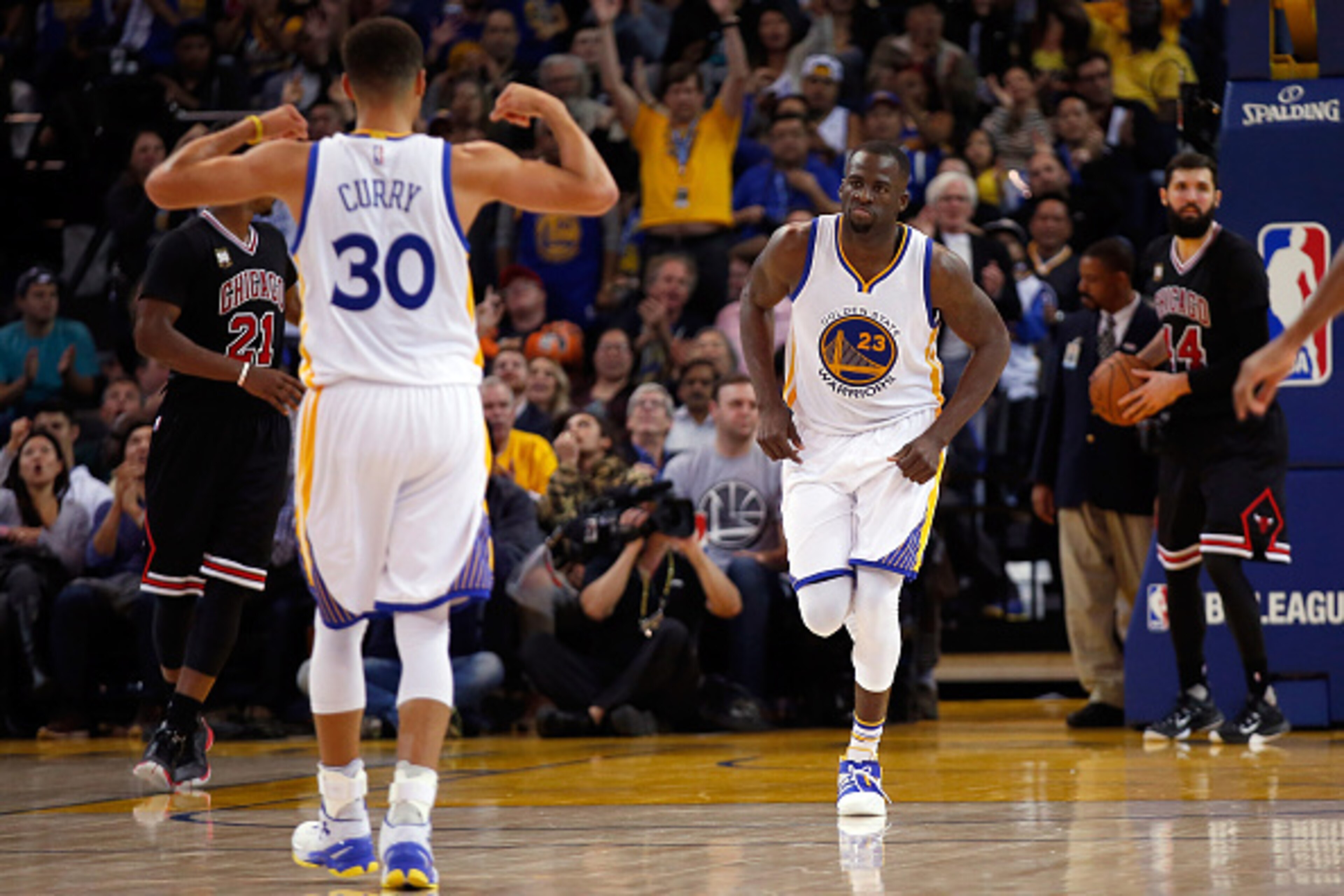 OAKLAND, CA - NOVEMBER 20:  Stephen Curry #30 reacts after Draymond Green #23 of the Golden State Warriors made a basket against the Chicago Bulls at ORACLE Arena on November 20, 2015 in Oakland, California.  NOTE TO USER: User expressly acknowledges and 