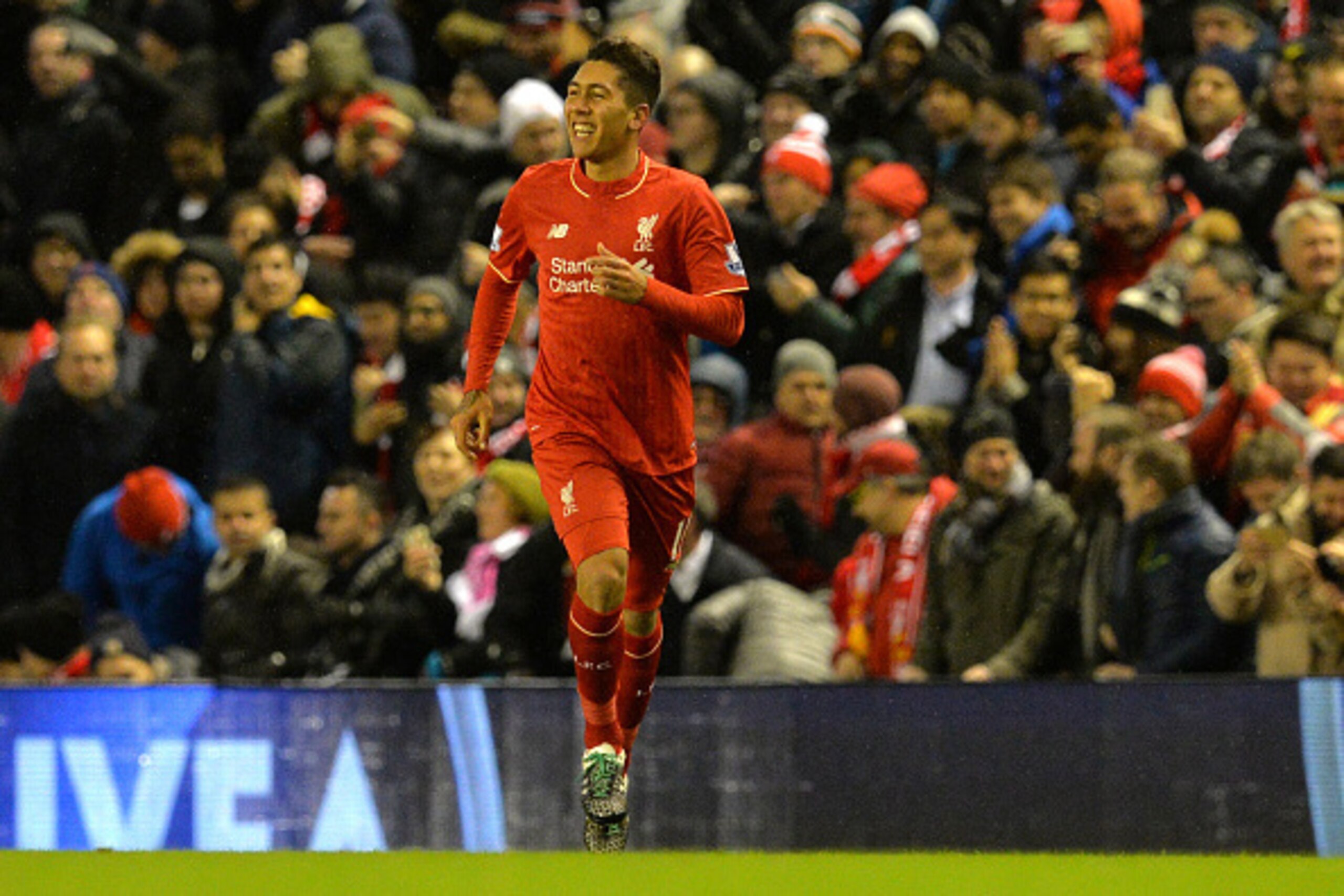 Liverpool's Brazilian midfielder Roberto Firmino celebrates after scoring during the English Premier League football match between Liverpool and Arsenal at Anfield stadium in Liverpool, north-west England on January 13, 2016.
AFP PHOTO / PAUL ELLIS
RESTRI