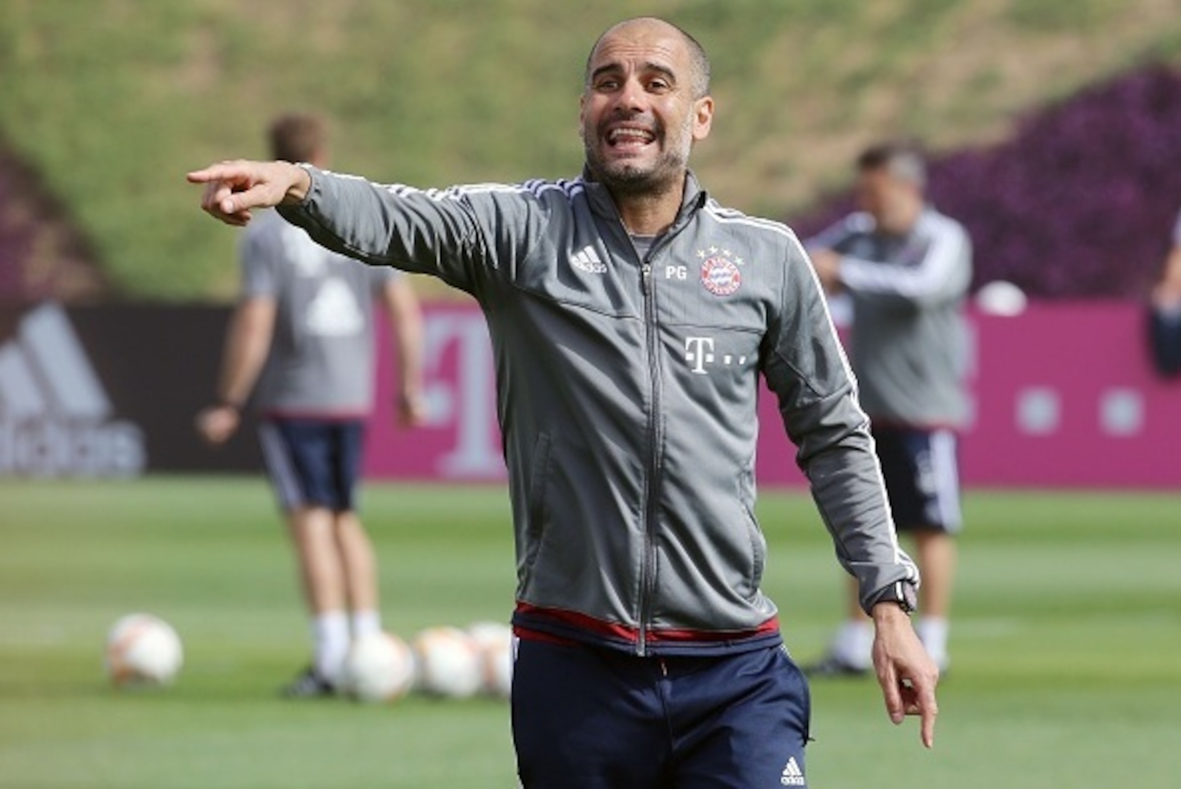 Bayern Munich's Spanish head coach Pep Guardiola instructs his players during a training session as part of the team's winter training camp in the Qatari capital Doha on January 10, 2016.  / AFP / Karim JAAFAR        (Photo credit should read KARIM JAAFAR