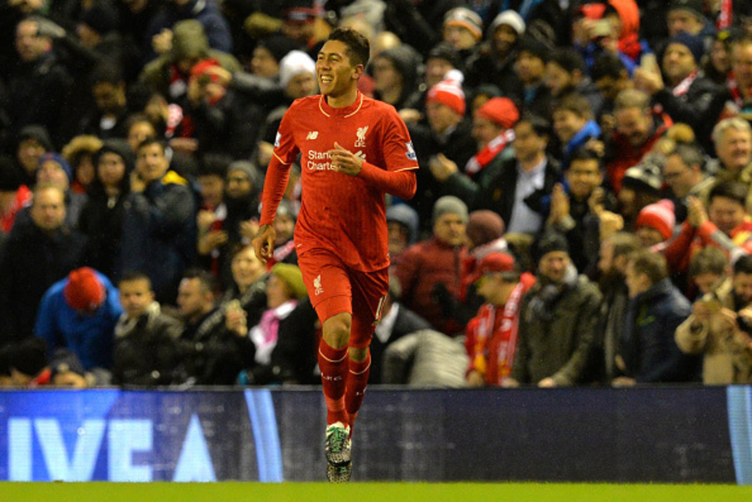 Liverpool's Brazilian midfielder Roberto Firmino celebrates after scoring during the English Premier League football match between Liverpool and Arsenal at Anfield stadium in Liverpool, north-west England on January 13, 2016.
AFP PHOTO / PAUL ELLIS
RESTRI