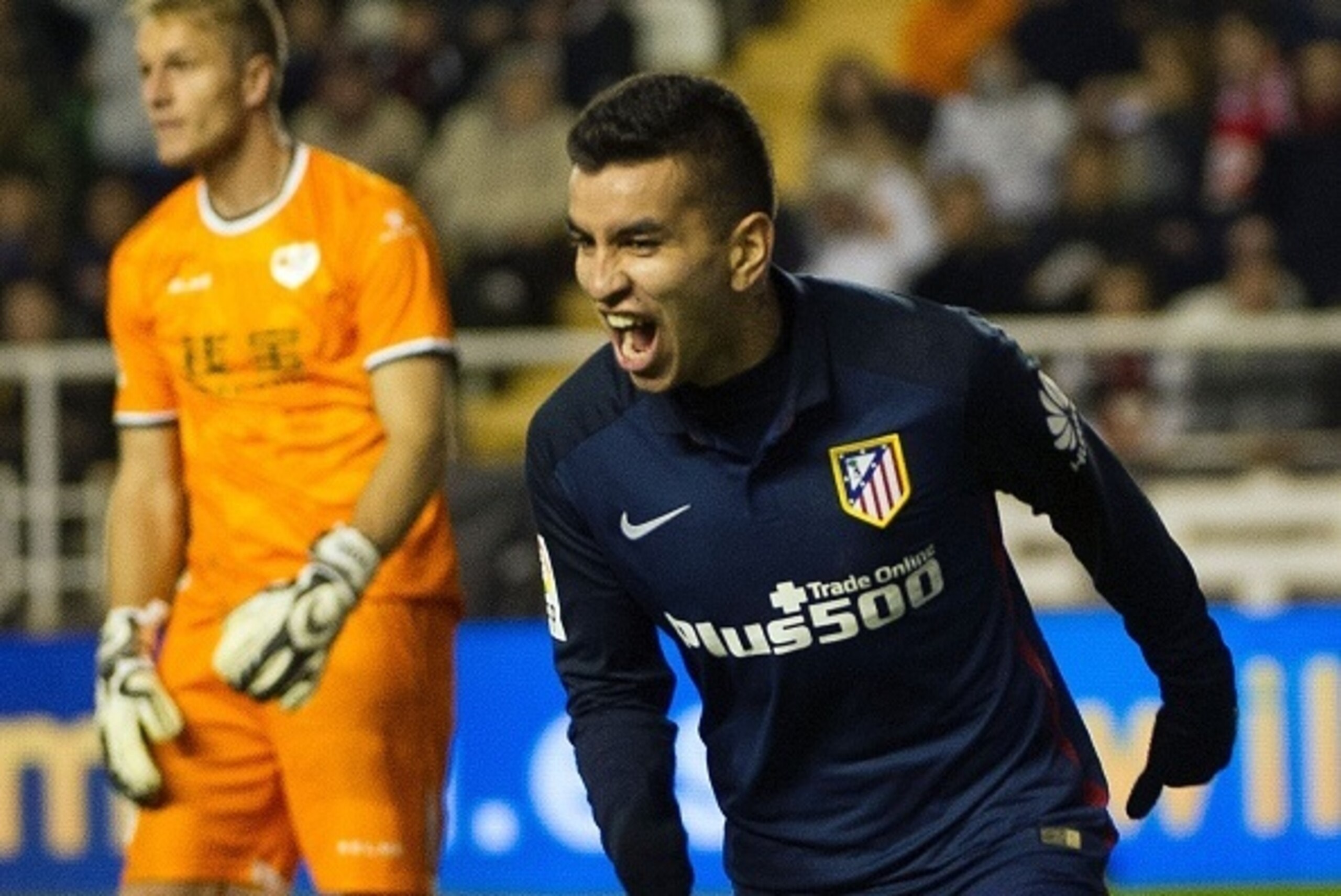 Atletico Madrid's Argentinian midfielder Angel Correa (R) celebrates after scoring during the Spanish league football match Rayo Vallecano de Madrid vs Club Atletico de Madrid at Vallecas stadium in Madrid on December 30, 2015.   AFP PHOTO/ CURTO DE LA TO