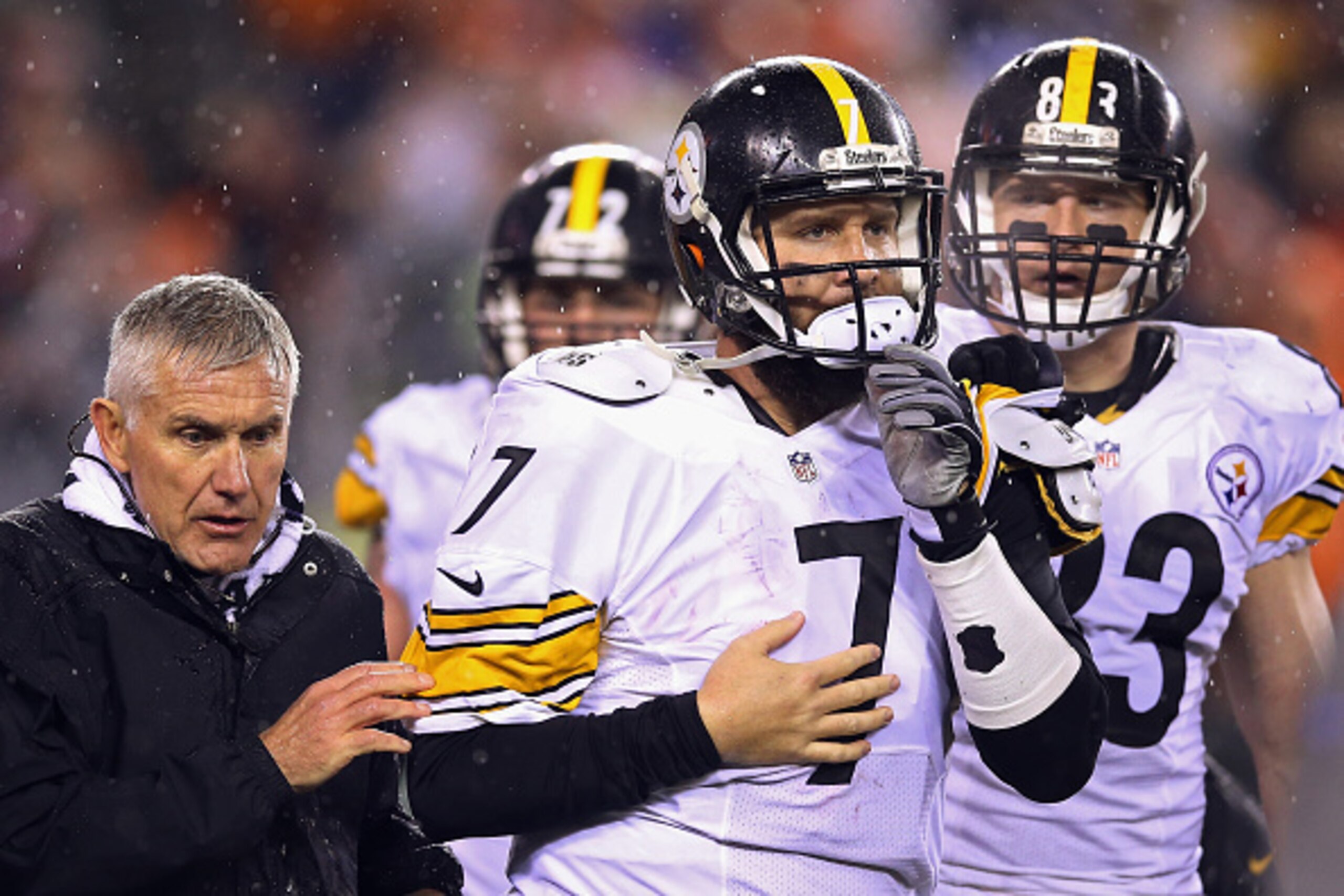 CINCINNATI, OH - JANUARY 09:  Ben Roethlisberger #7 of the Pittsburgh Steelers is helped off the field after being injured in the third quarter against the Cincinnati Bengals during the AFC Wild Card Playoff game at Paul Brown Stadium on January 9, 2016 i