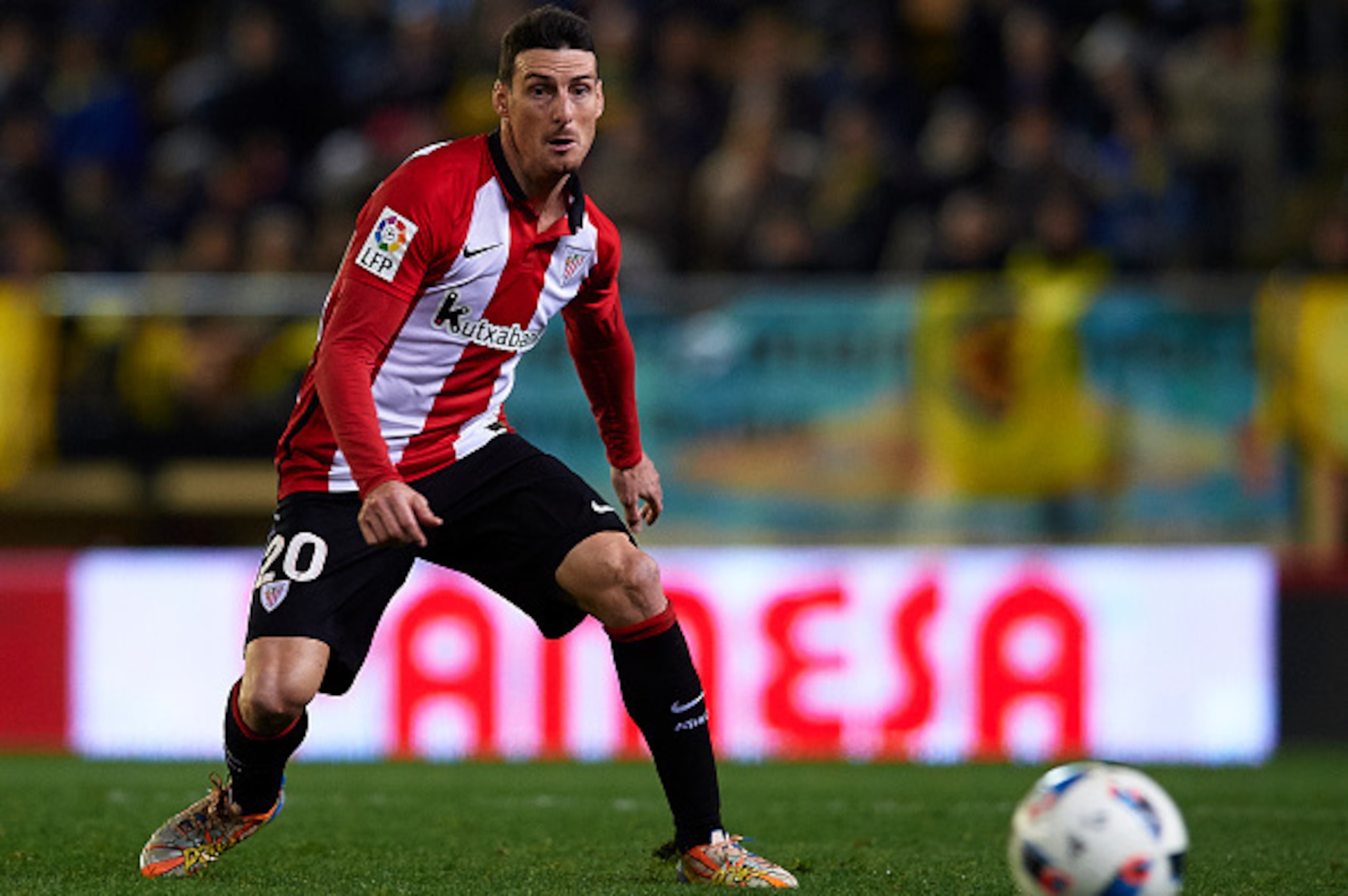 VILLARREAL, SPAIN - JANUARY 13:  Aritz Aduriz of Athletic Club in action during  the Copa del Rey Round of 16 second leg match between Villarreal CF and Athletic Club de Bilbao at El Madrigal on January 13, 2016 in Villarreal, Spain.  (Photo by Manuel Que