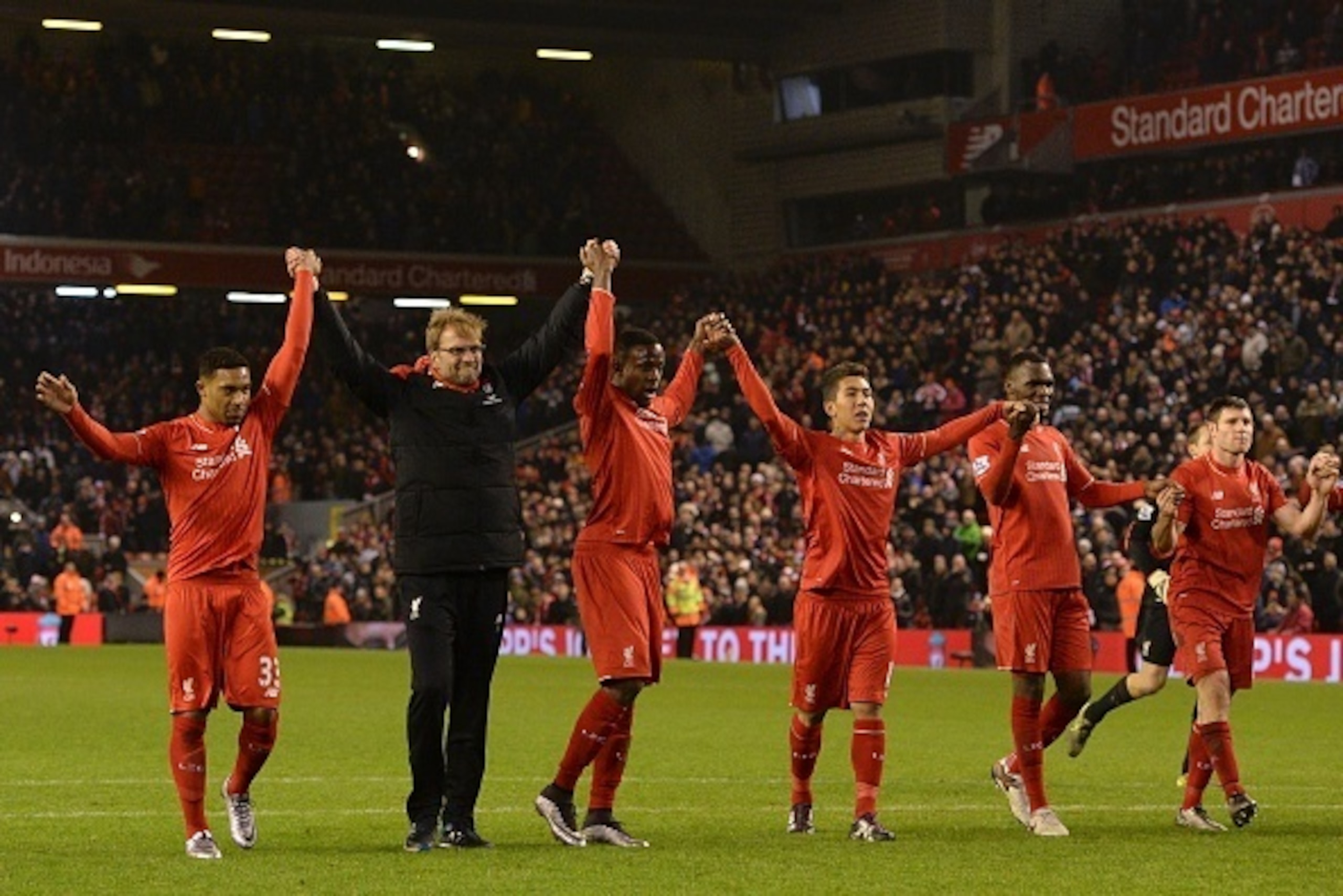 Liverpool's German manager Jurgen Klopp (2L) leads his players in saluting the crowd with (L-R) Liverpool's English midfielder Jordon Ibe, Liverpool's Belgian striker Divock Origi, Liverpool's Brazilian midfielder Roberto Firmino, Liverpool's Zaire-born B