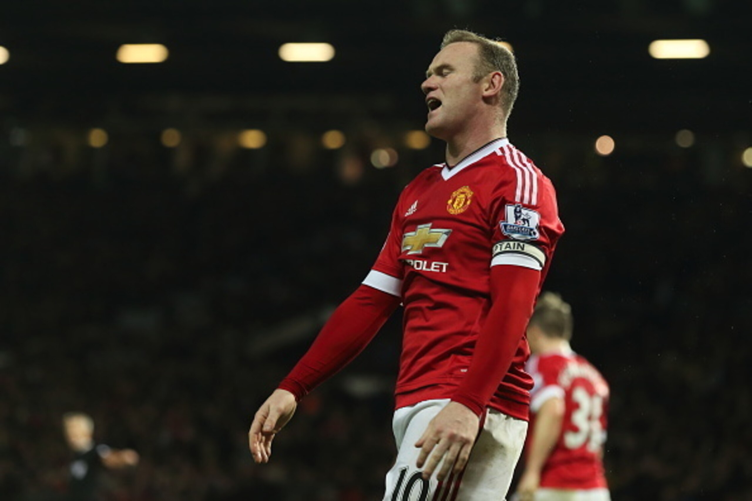 MANCHESTER, ENGLAND - DECEMBER 28:  Wayne Rooney of Manchester United reacts in frustration after putting the ball over the bar during the Barclays Premier League match between Manchester Untied and Chelsea at Old Trafford on December 28, 2015 in Manchest
