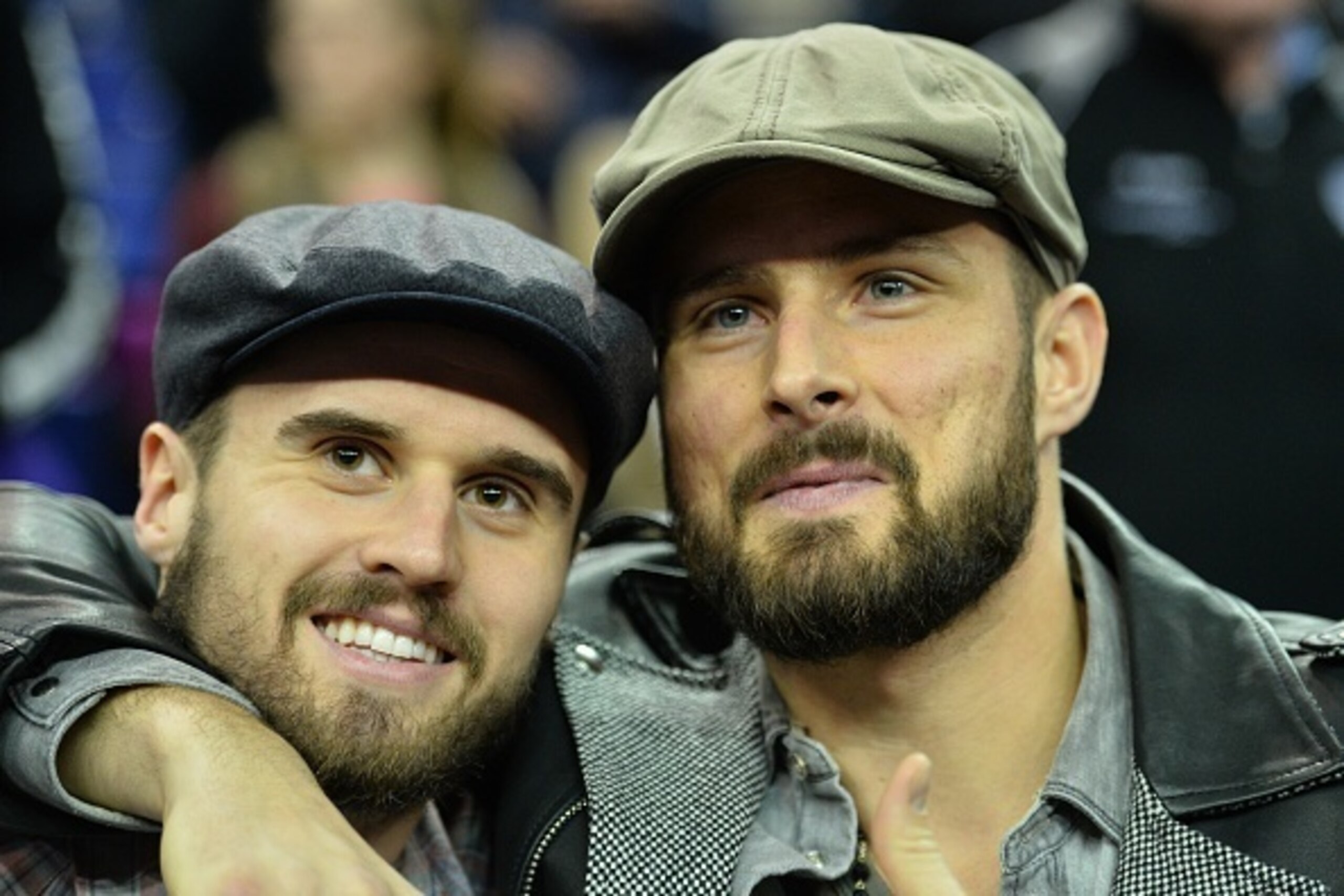 Arsenal's French forward Olivier Giroud (R) and Carl Jenkinson watch the NBA Global Game London 2016 basketball match between Orlando Magic and Toronto Raptors at the O2 Arena in London on January 14, 2016. AFP PHOTO / GLYN KIRK / AFP / GLYN KIRK        (