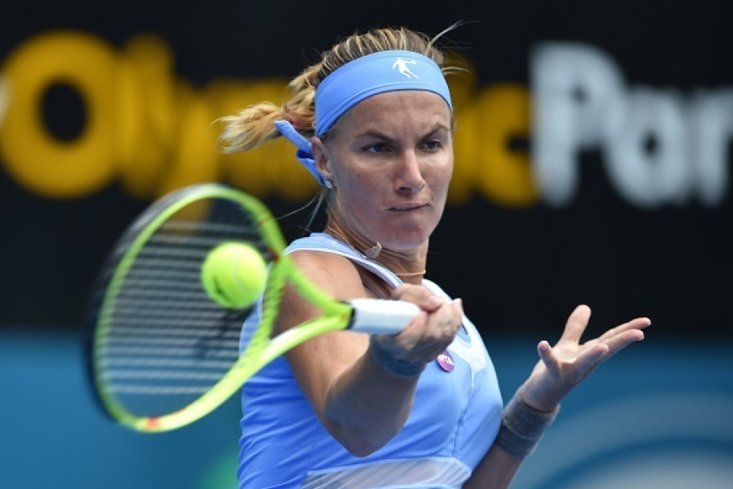 Svetlana Kuznetsova of Russia hits a return to Simona Halep of Romania during their women's singles semi-final match at the Sydney International tennis tournament in Sydney on January 15, 2016. AFP PHOTO / Peter PARKS -- IMAGE RESTRICTED TO EDITORIAL USE Svetlana Kuznetsova of Russia hits a return to Simona Halep of Romania during their women's singles semi-final match at the Sydney International tennis tournament in Sydney on January 15, 2016. AFP PHOTO / Peter PARKS -- IMAGE RESTRICTED TO EDITORIAL USE