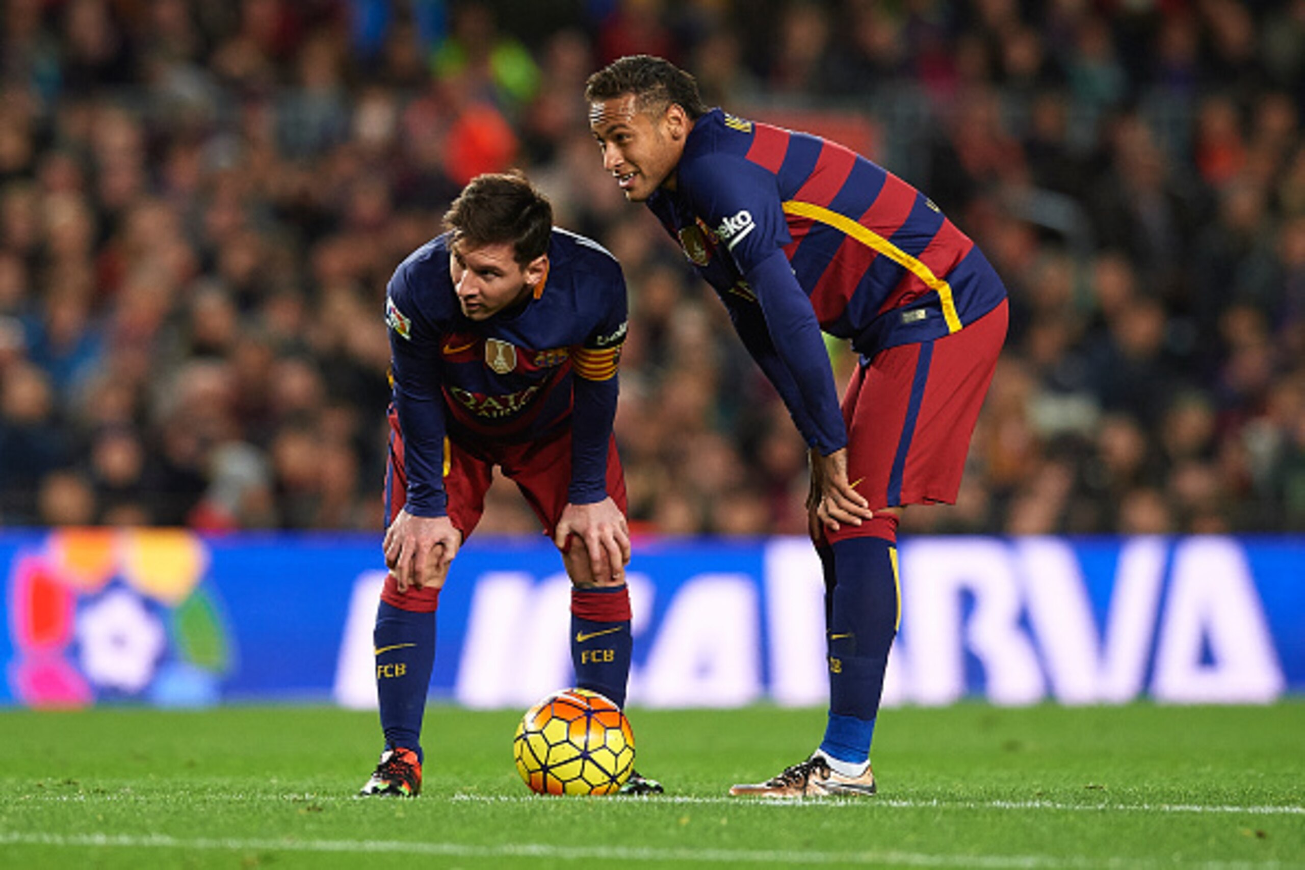 BARCELONA, SPAIN - DECEMBER 30:  Neymar JR and Lionel Messi of Barcelona look on during the La Liga match between FC Barcelona and Real Betis Balompie at Camp Nou on December 30, 2015 in Barcelona, Spain.  (Photo by Manuel Queimadelos Alonso/Getty Images)