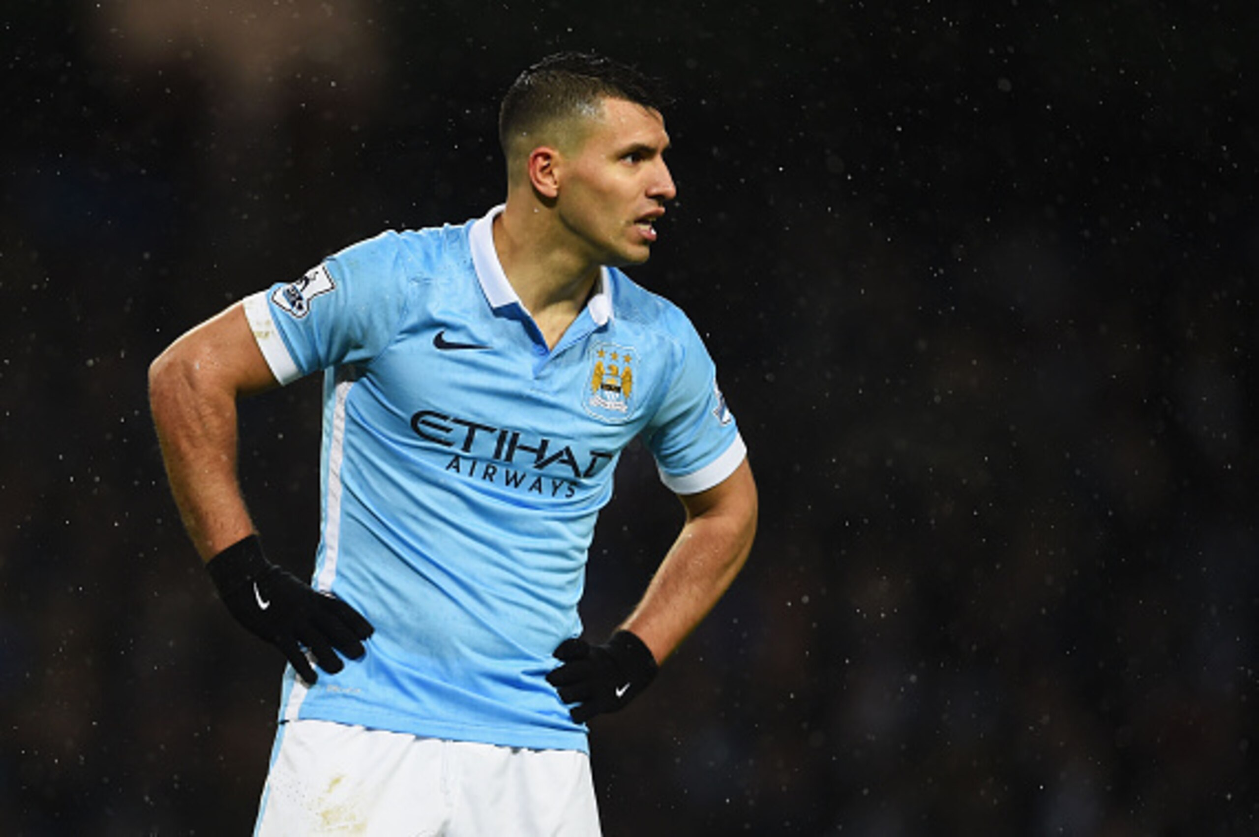 MANCHESTER, ENGLAND - JANUARY 13:  Sergio Aguero of Manchester City reacts during the Barclays Premier League match between Manchester City and Everton at the Etihad Stadium on January 13, 2016 in Manchester, England.  (Photo by Laurence Griffiths/Getty I