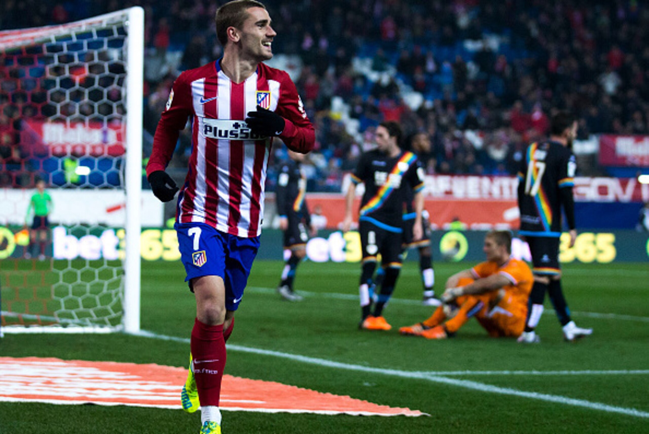 MADRID, SPAIN - JANUARY 14:  Antoine Griezmann of Atletico de Madrid celebrates scoring their second goal during the Copa del Rey Round of 16 second leg match between Club Atletico Madrid and Rayo Vallecano de Madrid at Vicente Claderon stadium on January