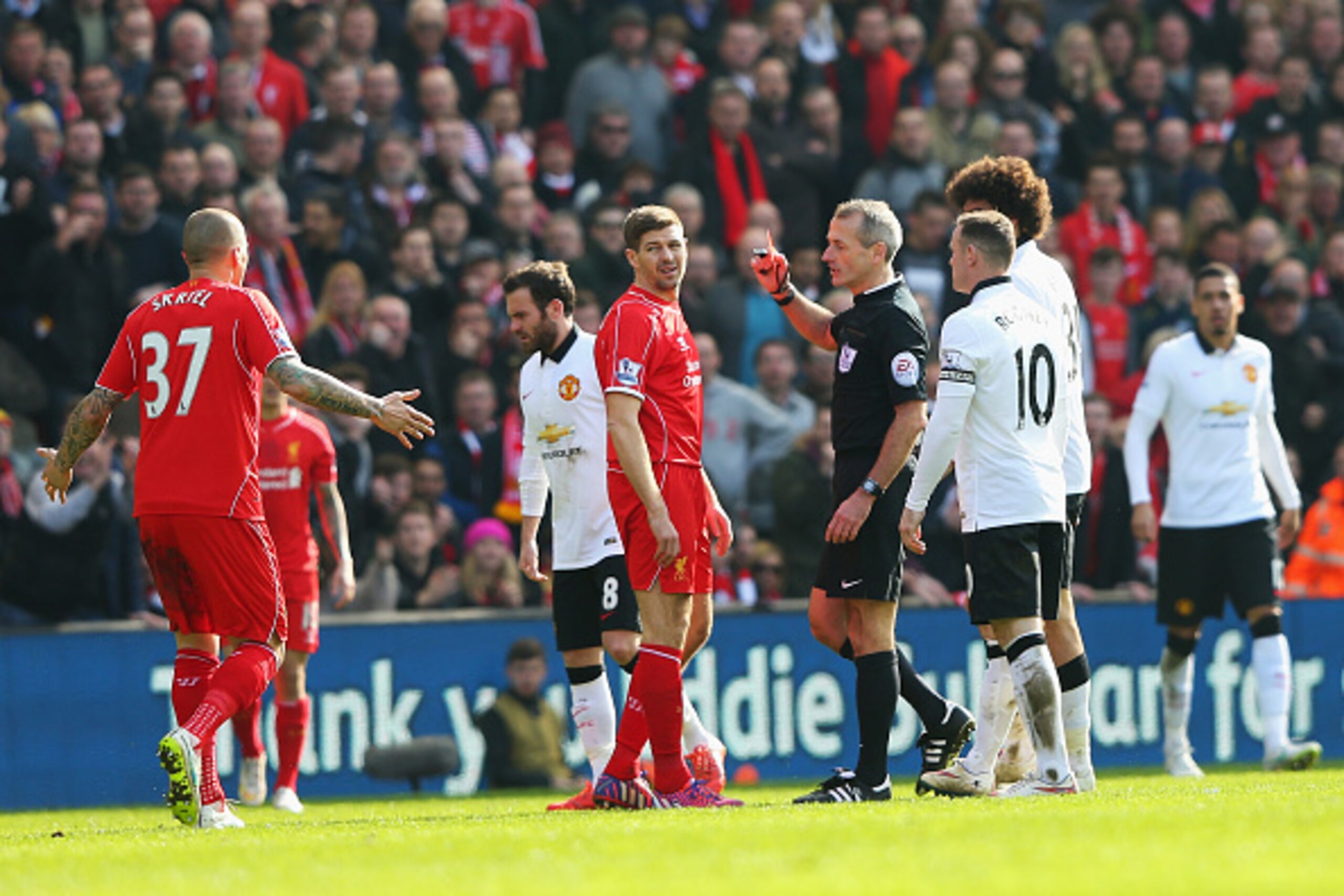 LIVERPOOL, ENGLAND - MARCH 22: Steven Gerrard of Liverpool is shown the red card by referee Martin Atkinson during the Barclays Premier League match between Liverpool and Manchester United at Anfield on March 22, 2015 in Liverpool, England. (Photo by Ale LIVERPOOL, ENGLAND - MARCH 22: Steven Gerrard of Liverpool is shown the red card by referee Martin Atkinson during the Barclays Premier League match between Liverpool and Manchester United at Anfield on March 22, 2015 in Liverpool, England. (Photo by Ale
