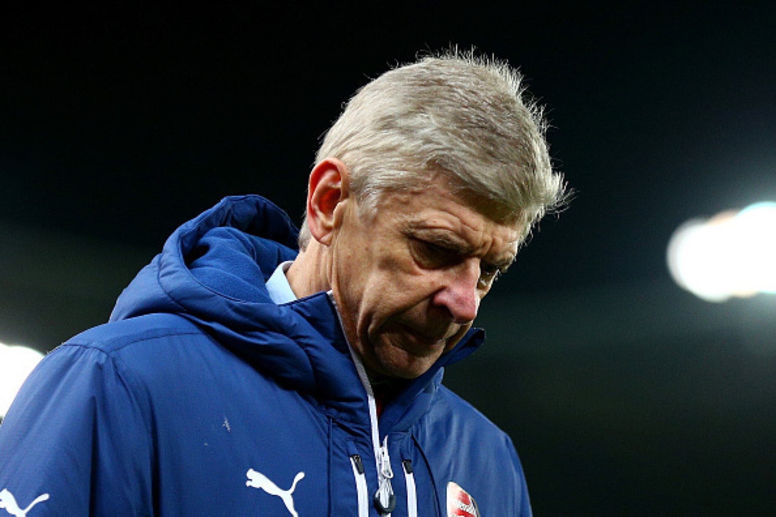 STOKE ON TRENT, ENGLAND - DECEMBER 06:  Arsenal Manager Arsene Wenger walks off at the end of the Barclays Premier League match between Stoke City and Arsenal  at the Britannia Stadium on December 6, 2014 in Stoke on Trent, England.  (Photo by Clive Mason