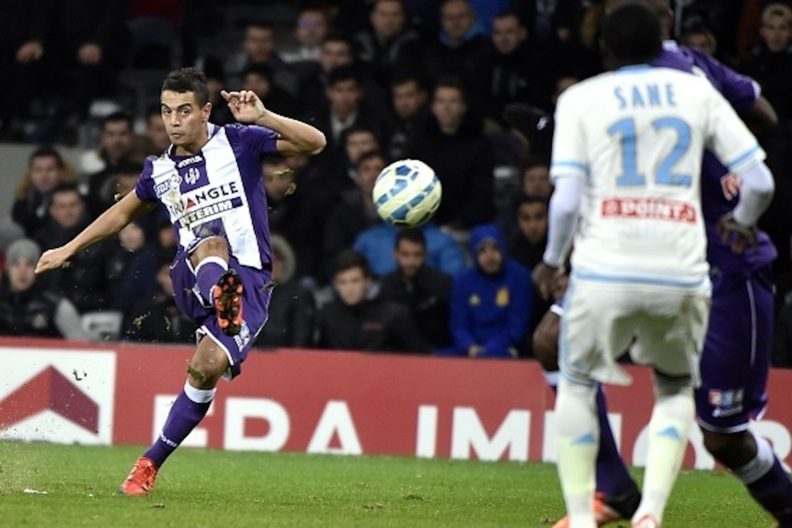 Toulouse's French Tunisian forward Wissam Ben Yedder kicks the ball during the French League Cup football match between Toulouse and Marseille (OM) on January 13, 2016 at the municipal stadium in Toulouse, southwestern France. / AFP / PASCAL PAVANI       