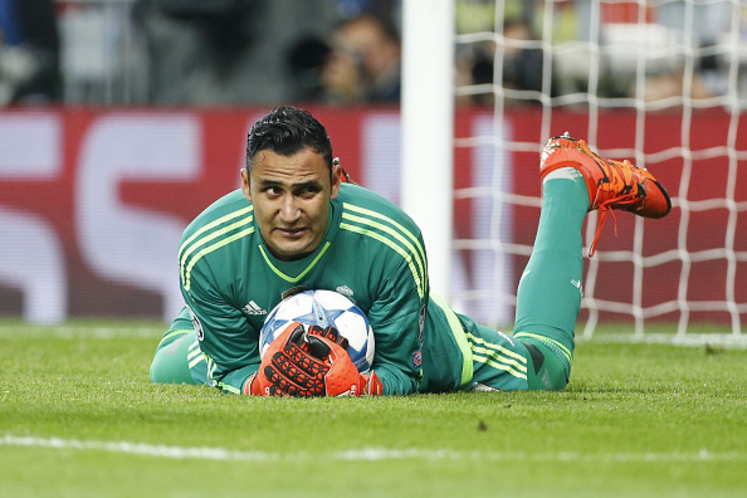 MADRID, SPAIN - NOVEMBER 3: Goalkeeper of Real Madrid Keylor Navas in action during the UEFA Champions League match between Real Madrid and Paris Saint-Germain (PSG) at Santiago Bernabeu stadium on November 3, 2015 in Madrid, Spain. (Photo by Jean Catuffe