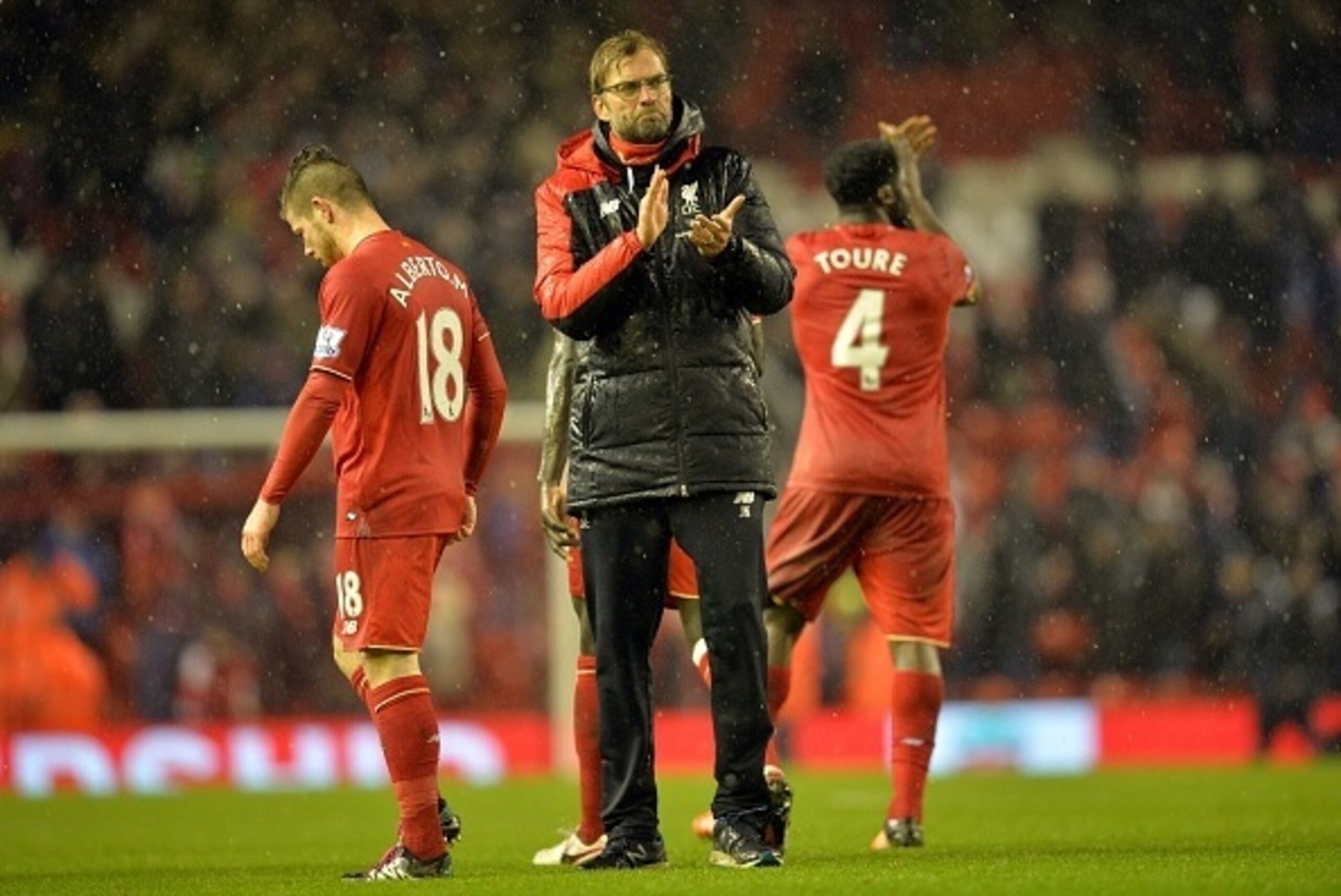 Liverpool's German manager Jurgen Klopp (C) applauds the fans after winning the English Premier League football match between Liverpool and Arsenal at Anfield stadium in Liverpool, north-west England on January 13, 2016.
AFP PHOTO / PAUL ELLIS
RESTRICTED 