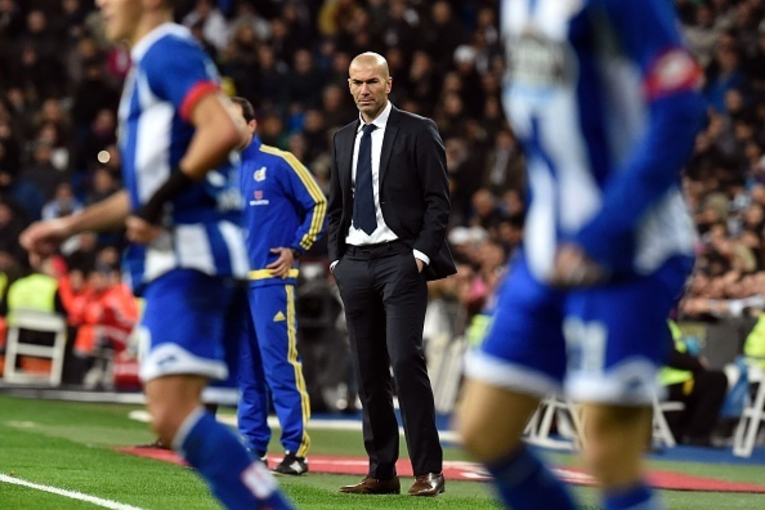 Real Madrid's French coach Zinedine Zidane stands on the sideline during the Spanish league football match Real Madrid CF vs RC Deportivo La Coruna at the Santiago Bernabeu stadium in Madrid on January 9, 2016.  AFP PHOTO / GERARD JULIEN / AFP / GERARD JU