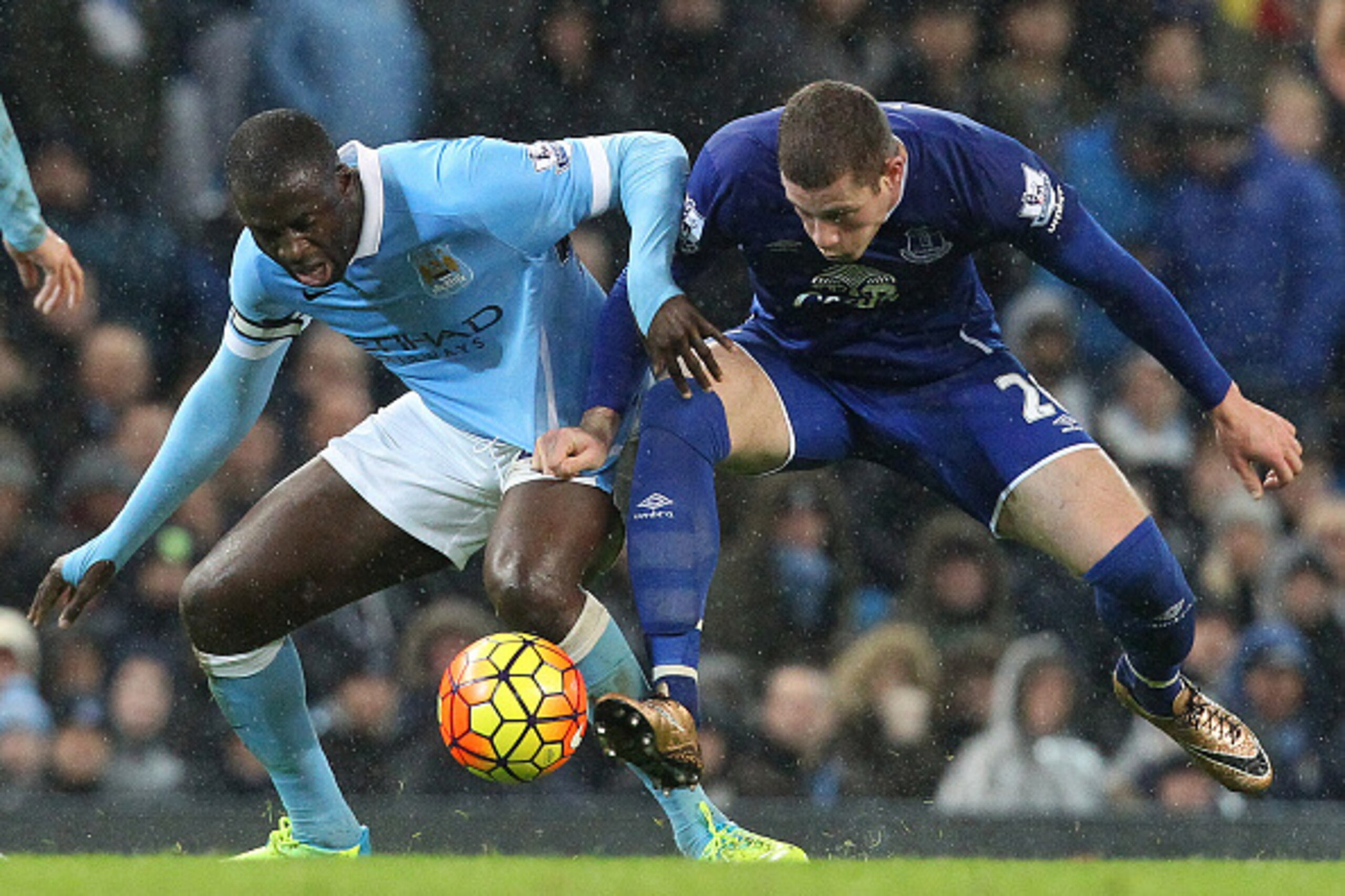 Everton's English midfielder Ross Barkley (R) vies with Manchester City's Ivorian midfielder Yaya Toure during the English Premier League football match between Manchester City and Everton at the Etihad stadium in Manchester, north west England on January